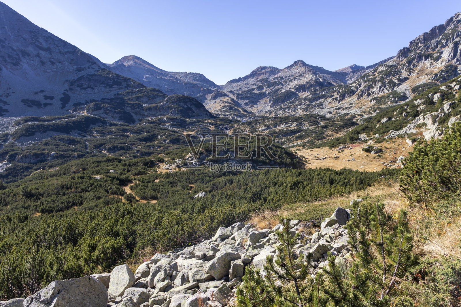 保加利亚皮林山波波伏湖周围的秋季景观照片摄影图片