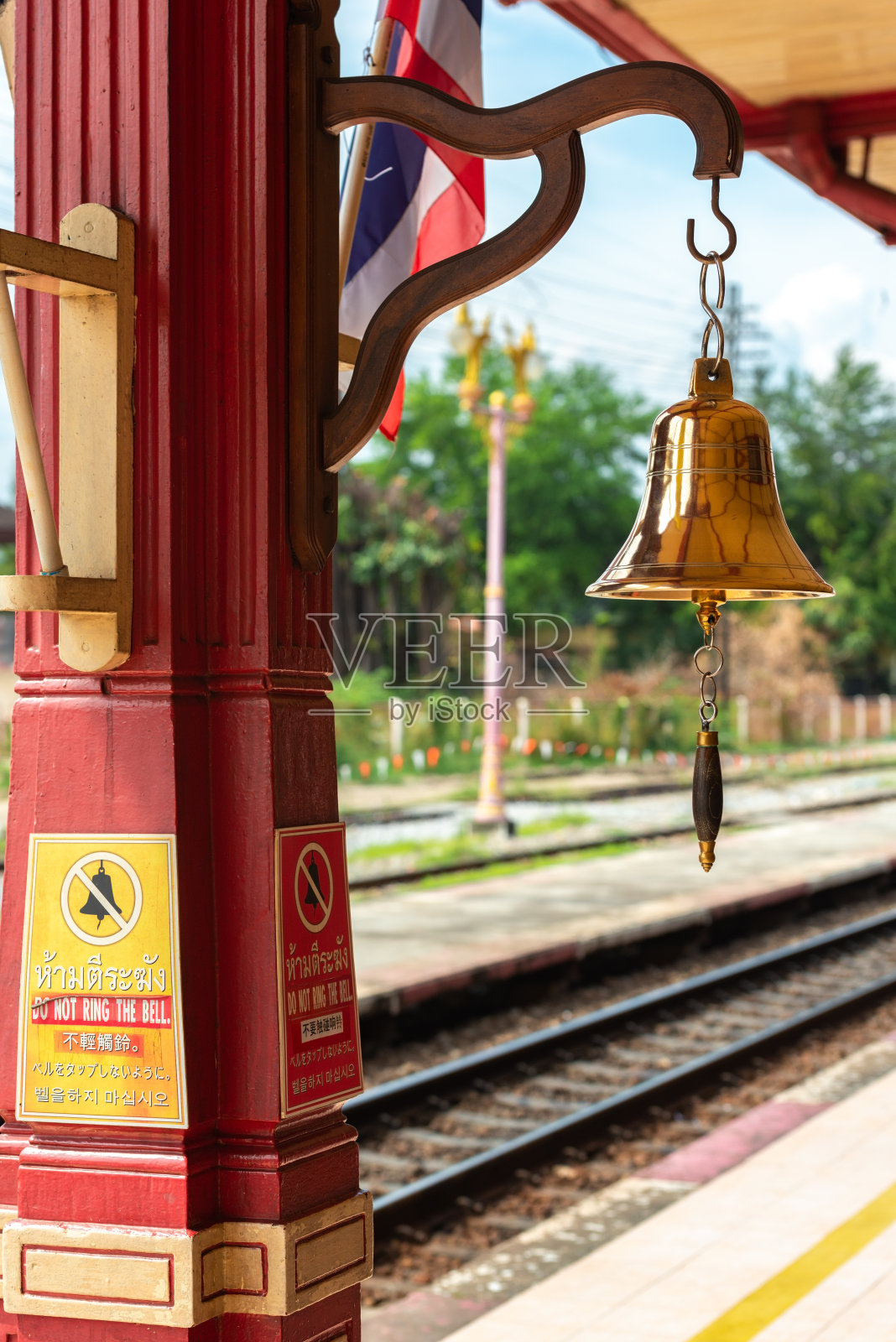 华欣火车站的钟声照片摄影图片