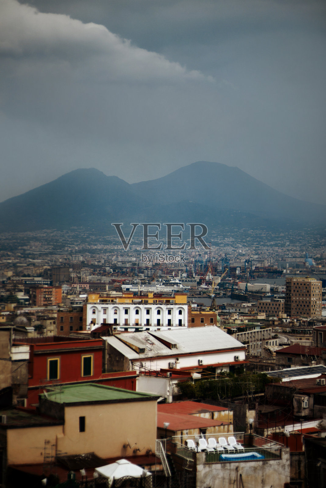 维苏威火山背景下的那不勒斯城。意大利。2018年8月。照片摄影图片