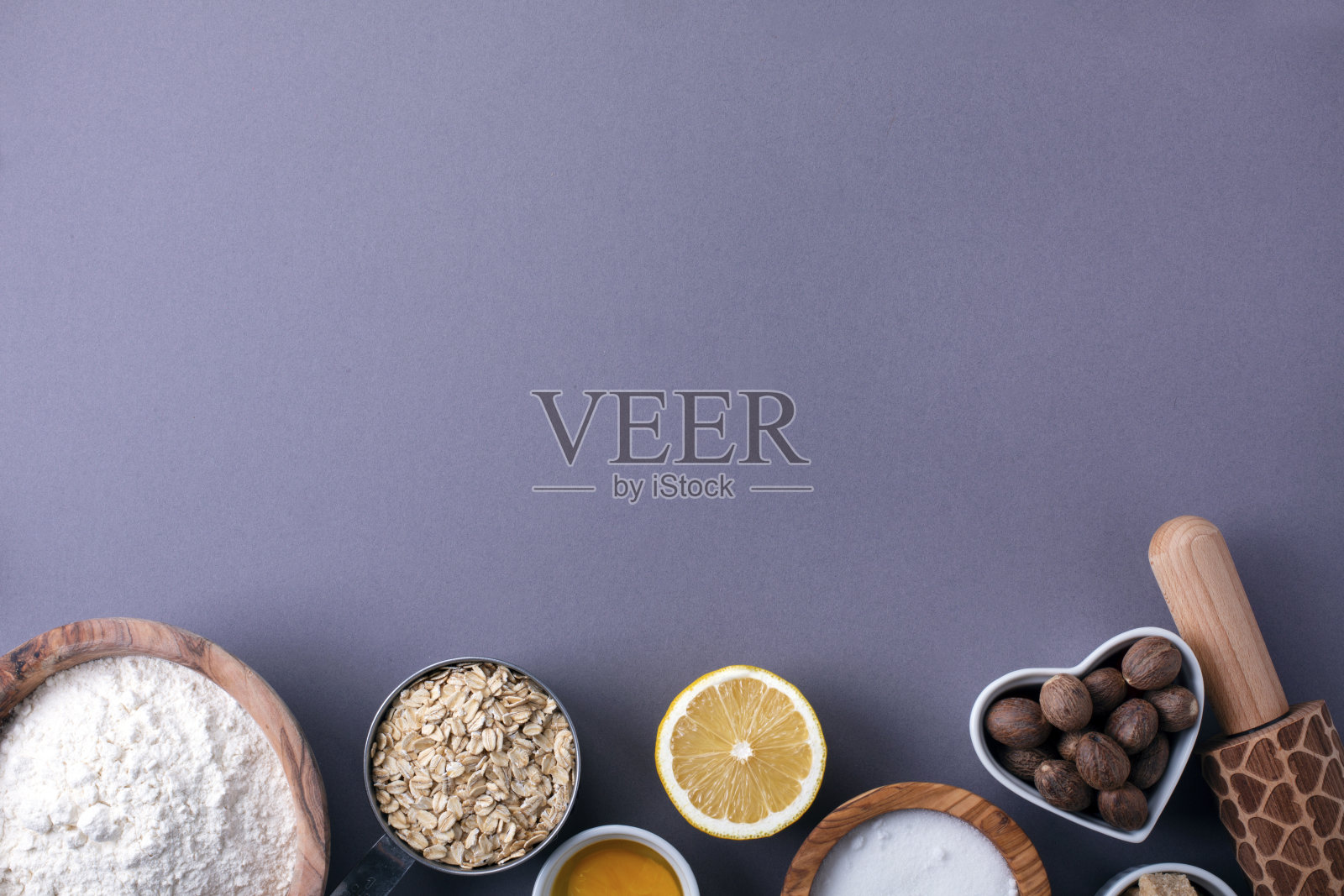 深灰色背景上的烘焙和烹饪配料照片摄影图片