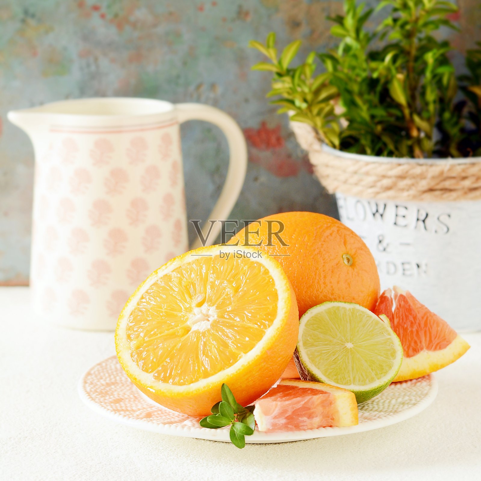 美味的周日健康早餐和水果。鲜果橙苹果猕猴桃limе， copyspace照片摄影图片