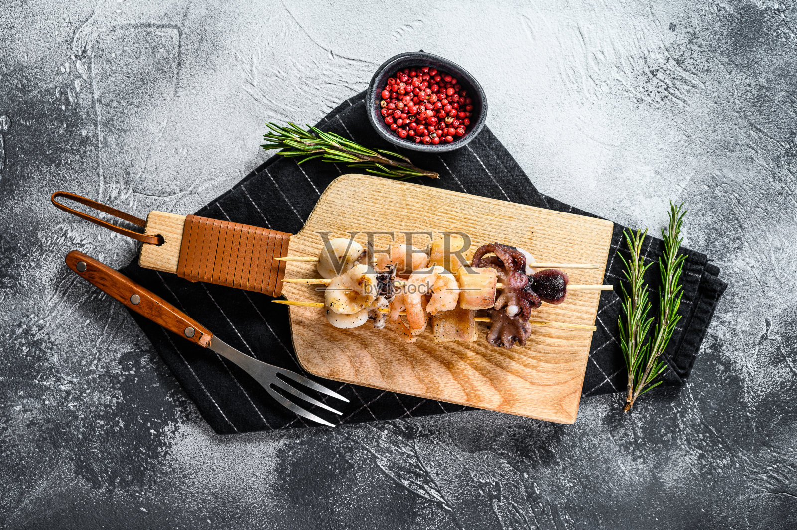 烤羊肉串配海鲜，虾，章鱼，鱿鱼和贻贝。灰色的背景。前视图。空间的文本照片摄影图片