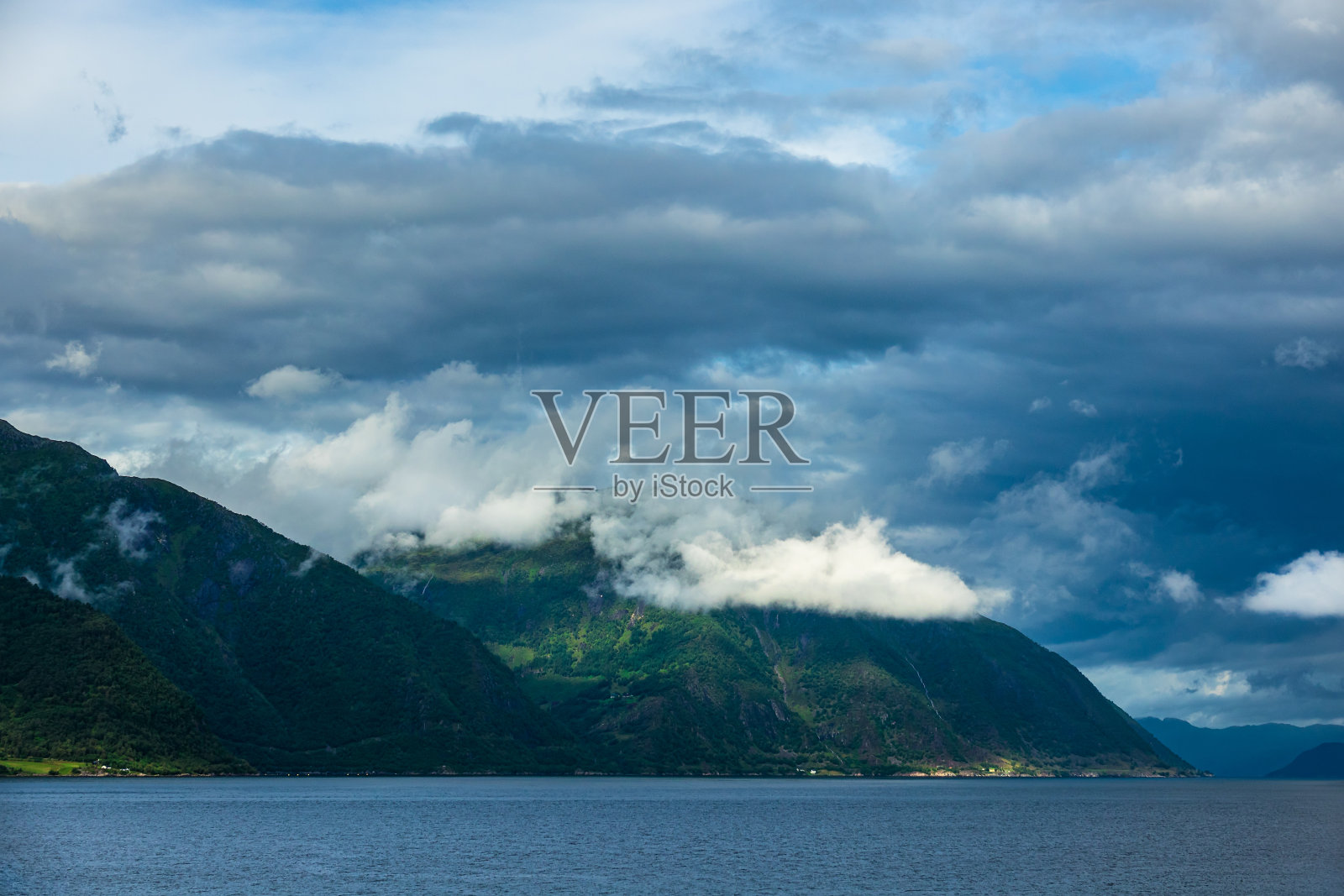 观赏挪威的奥兰峡湾和山脉照片摄影图片