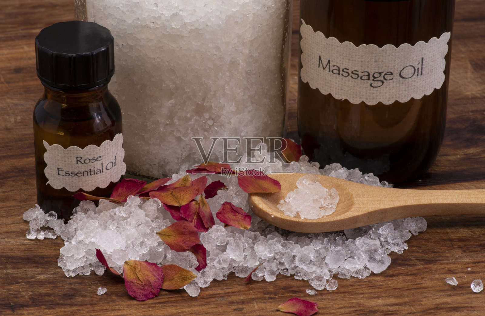 沐浴水晶和芳香疗法瓶的细节。照片摄影图片