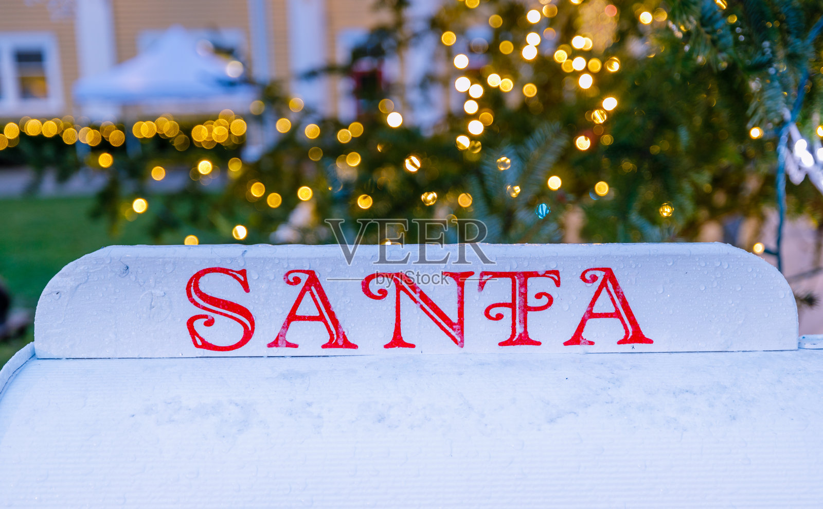 圣诞老人的标志和圣诞树照亮的背景照片摄影图片
