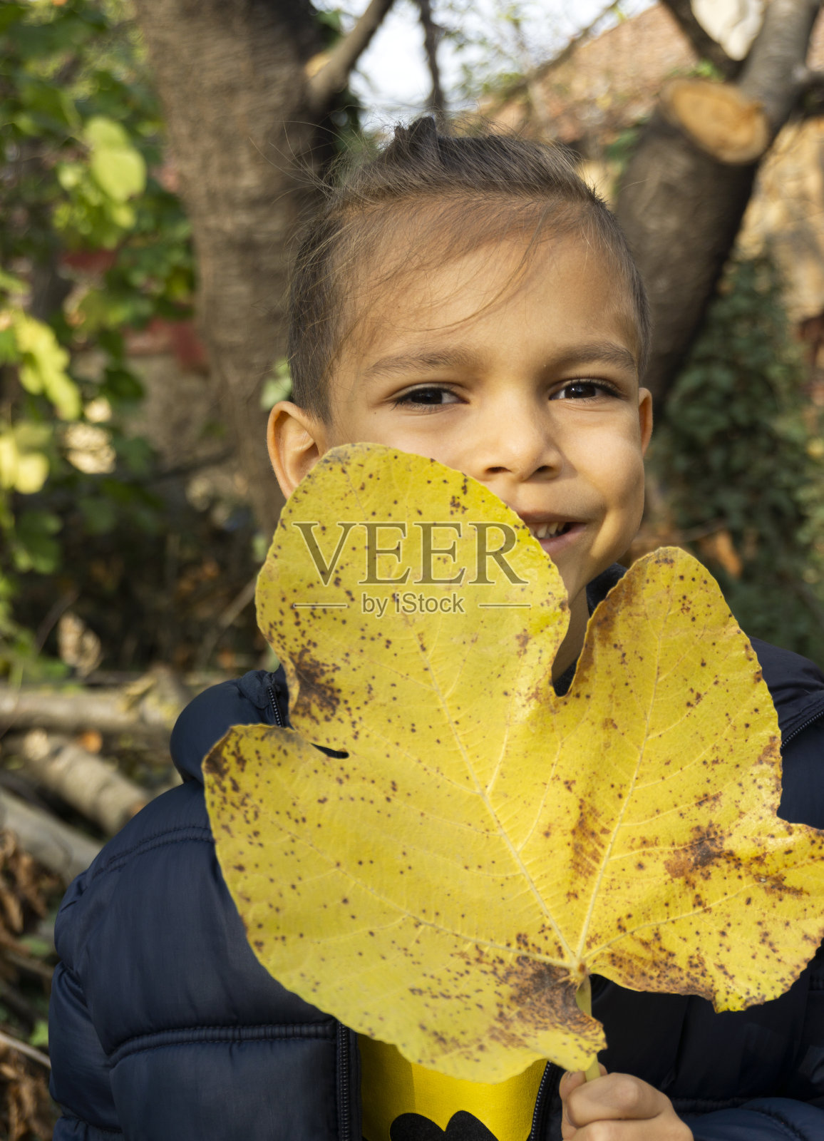 男孩在公园里离开。生活方式,丰富多彩。照片摄影图片