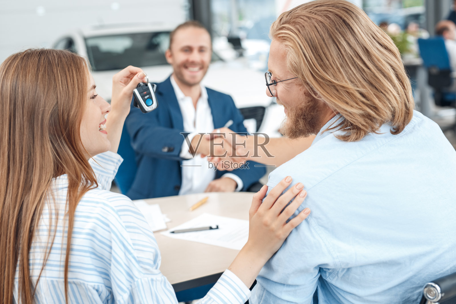 青年男女在汽车沙龙租新车照片摄影图片