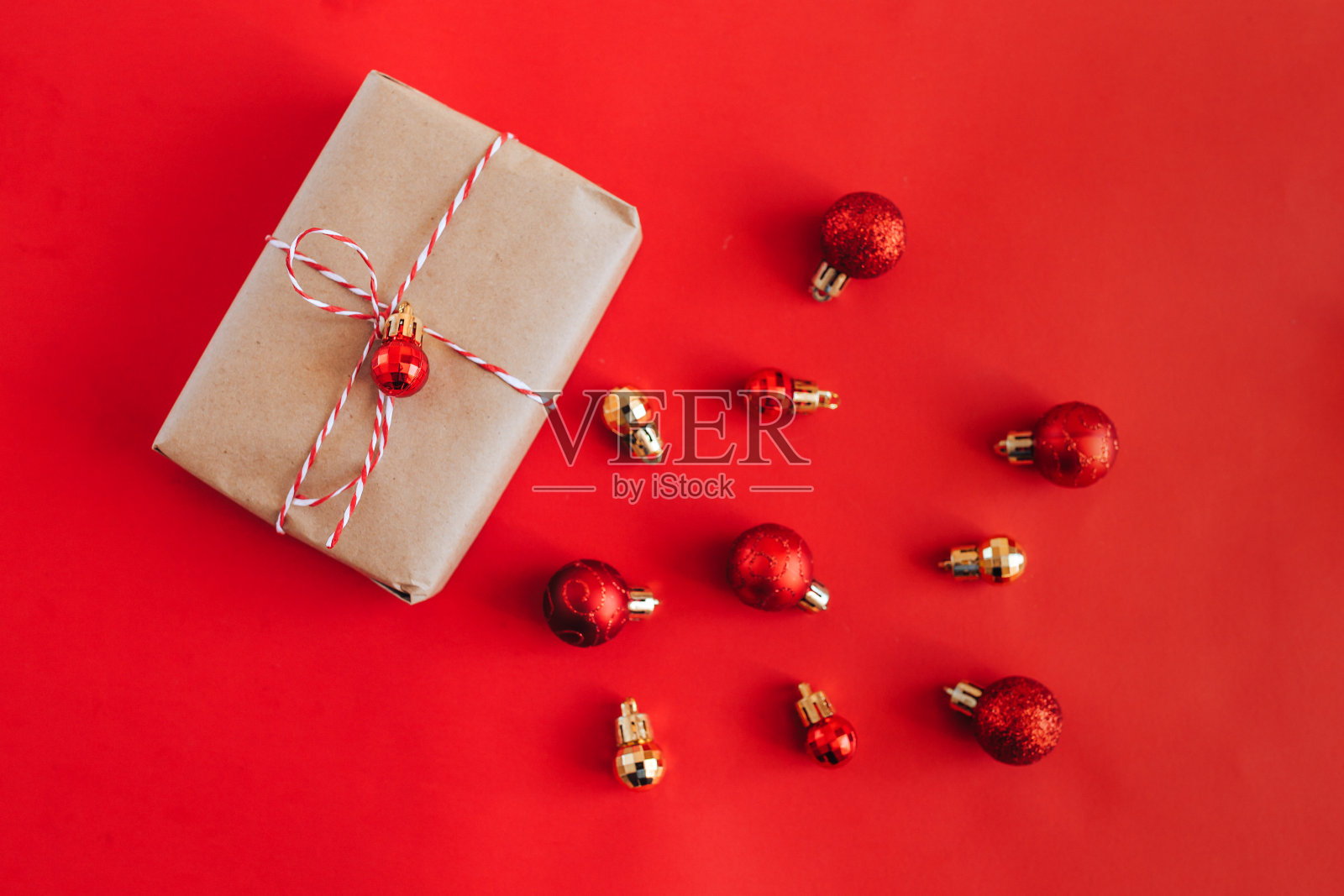 红色背景下的圣诞礼物照片摄影图片