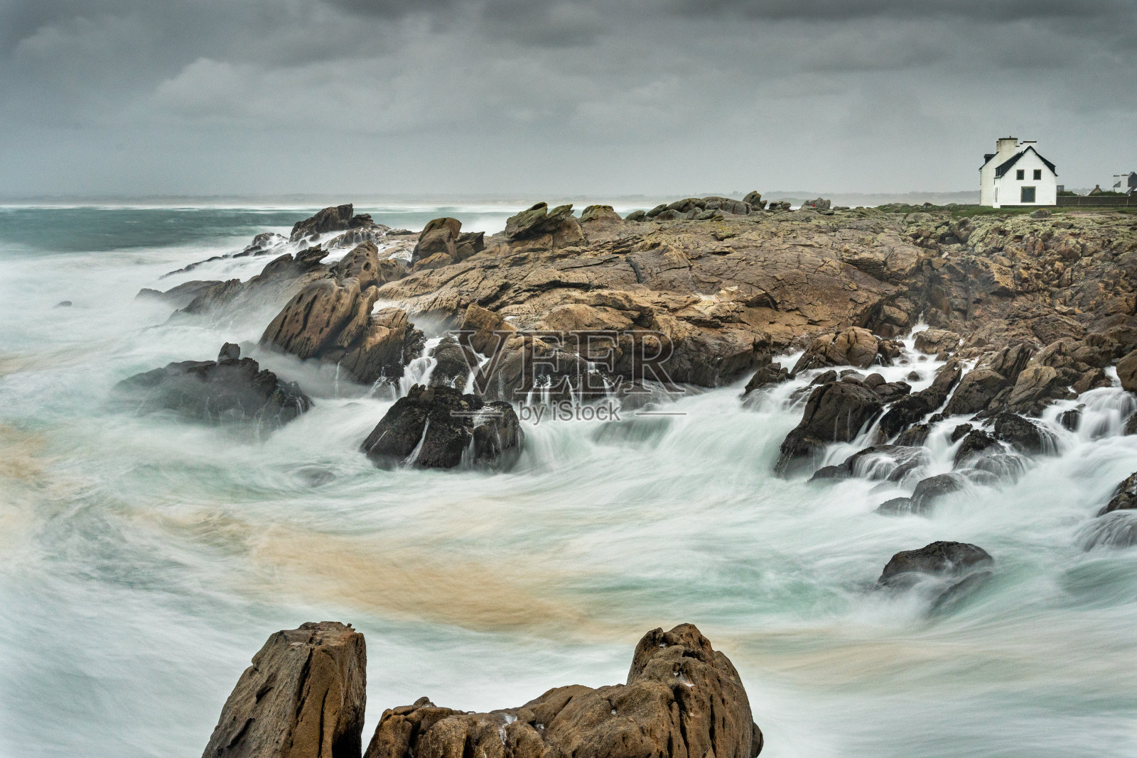 长时间暴露在布列塔尼海岸的暴风雨中。照片摄影图片
