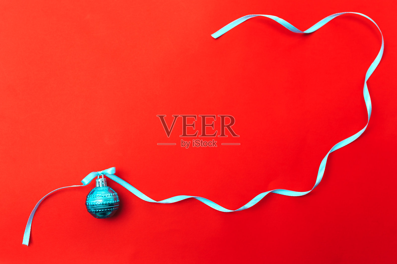 一个红色背景的圣诞球照片摄影图片