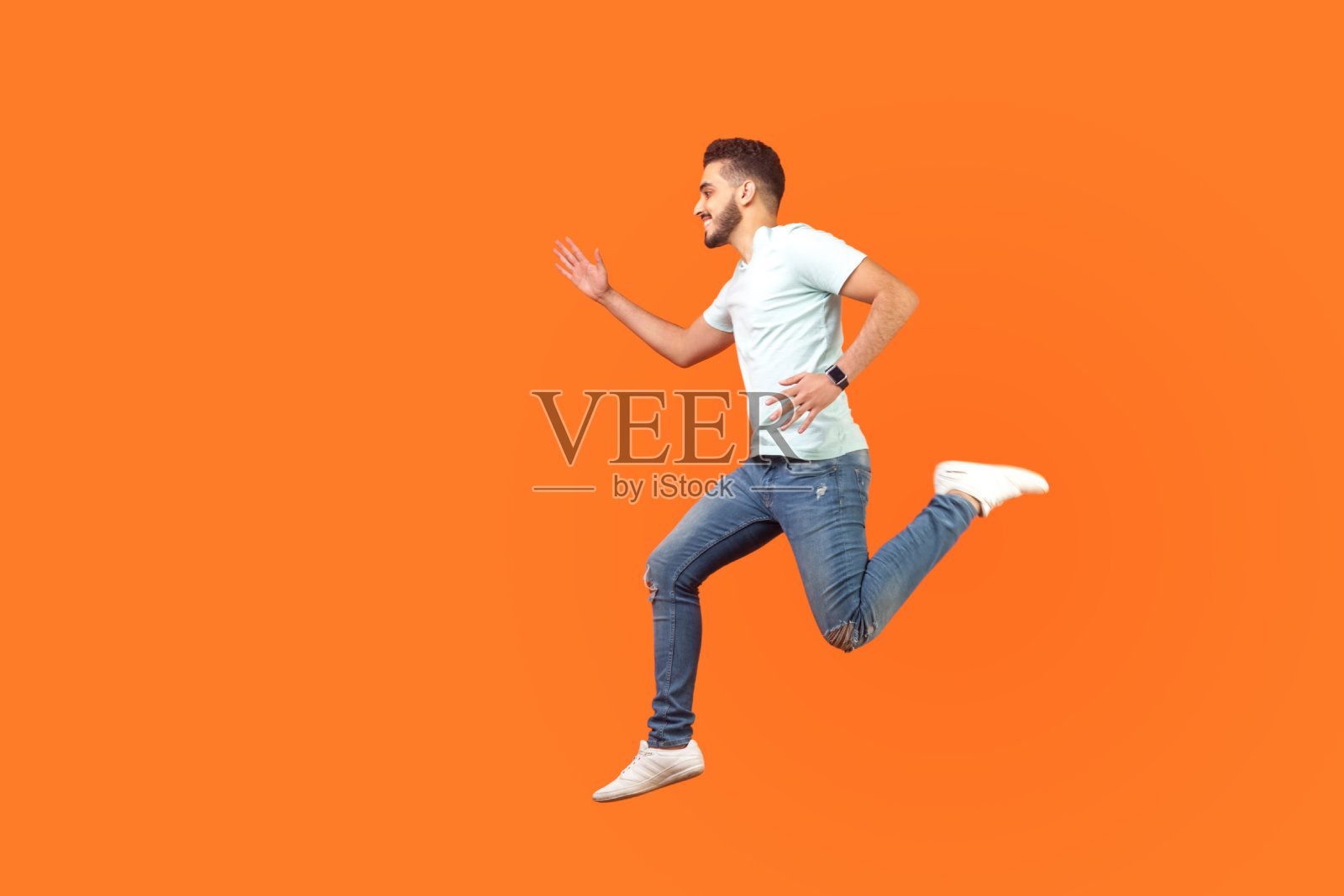 快乐的棕发男子在空中奔跑的室内照照片摄影图片