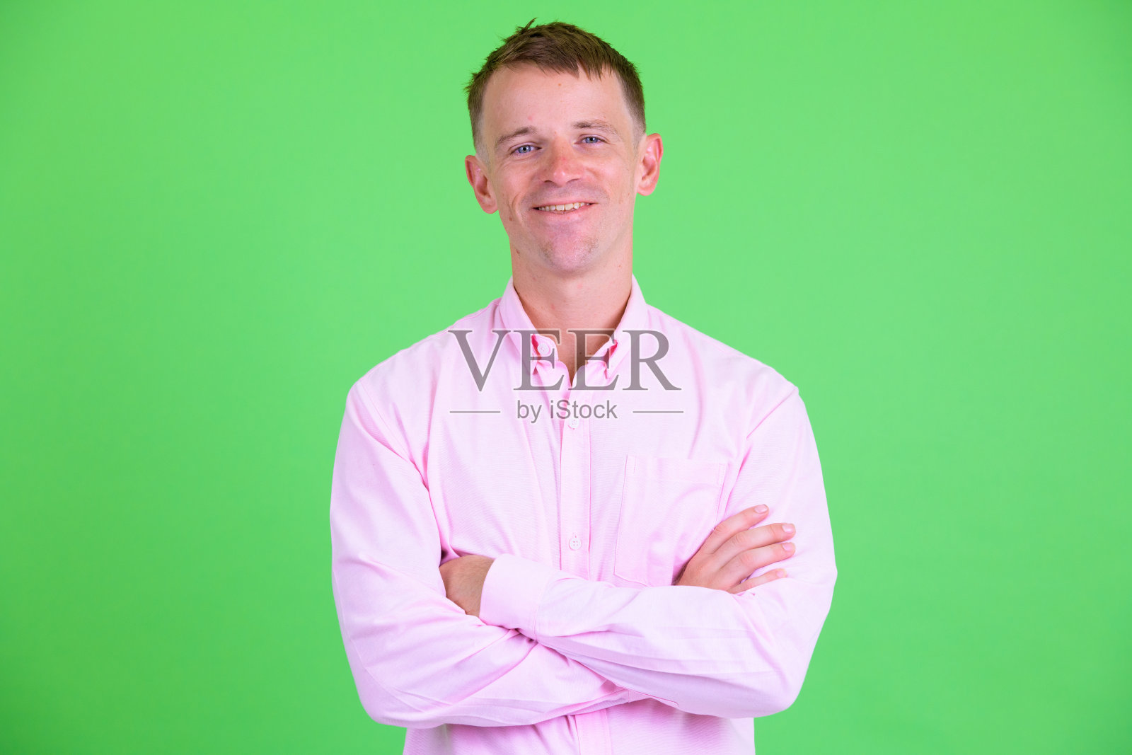 肖像快乐的商人微笑着双臂交叉照片摄影图片