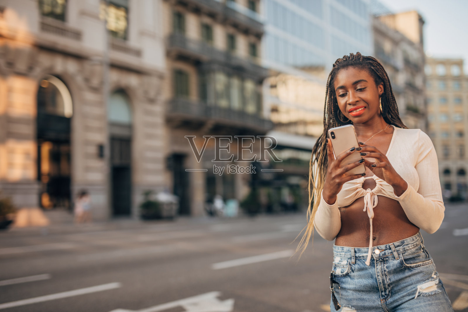 一个在街上打电话的女人照片摄影图片