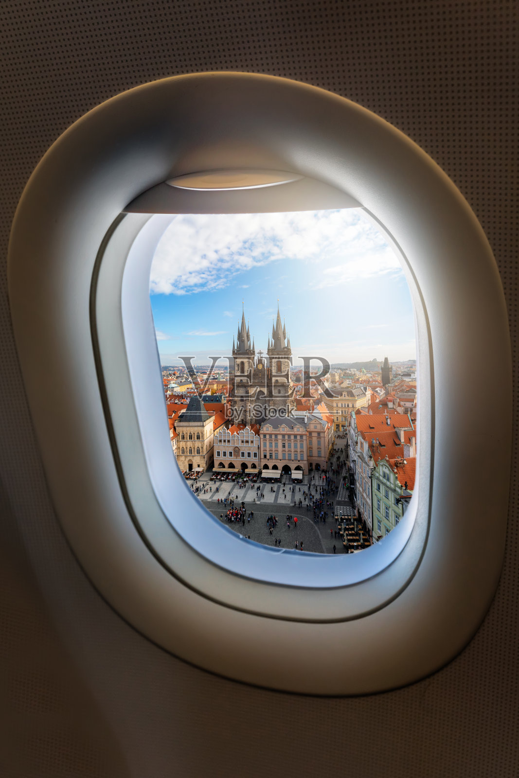 从飞机窗口俯瞰欧洲城市的老城和著名的泰恩教堂照片摄影图片