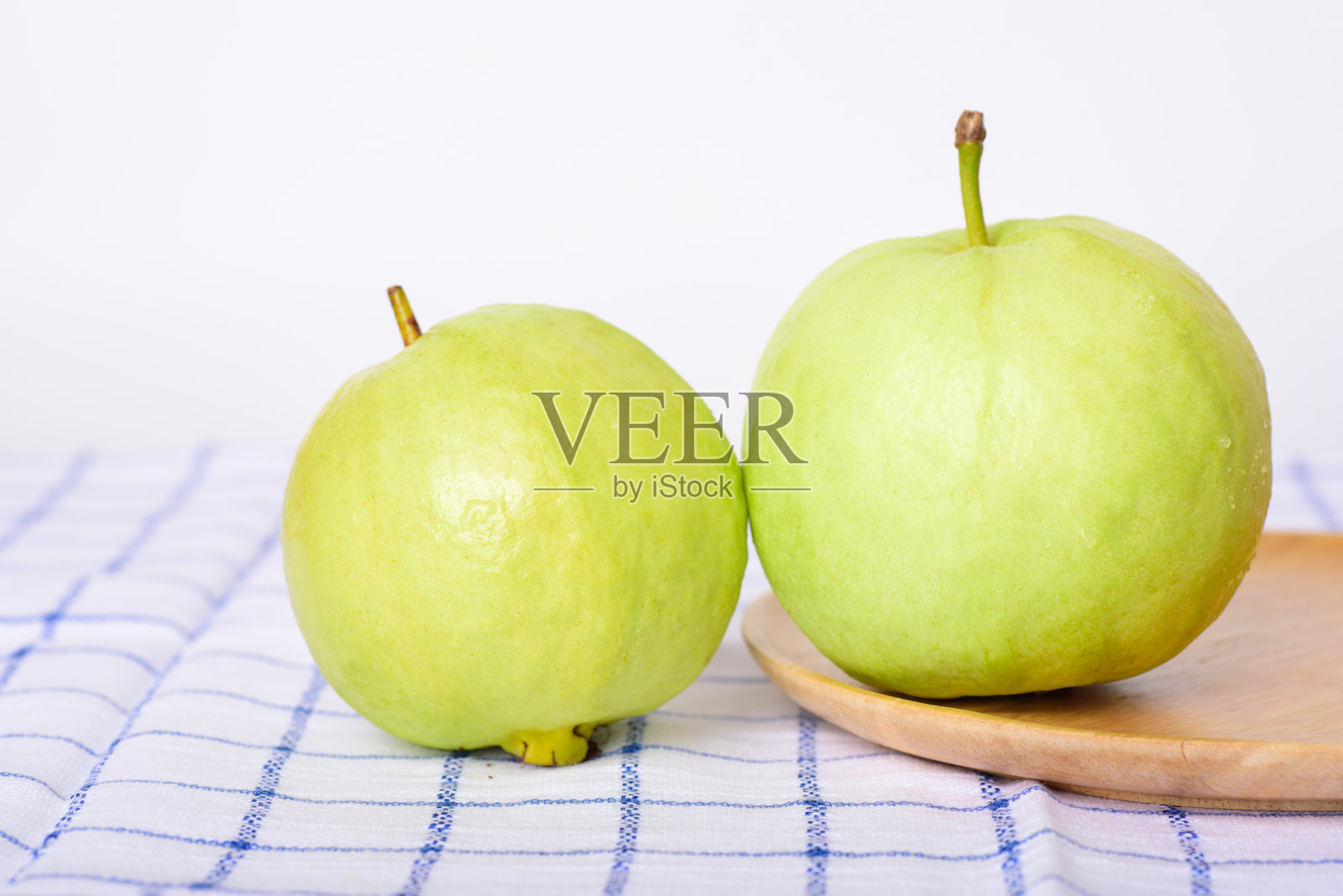 新鲜的有机番石榴热带水果在白色的背景。健康食品高维生素C概念照片摄影图片