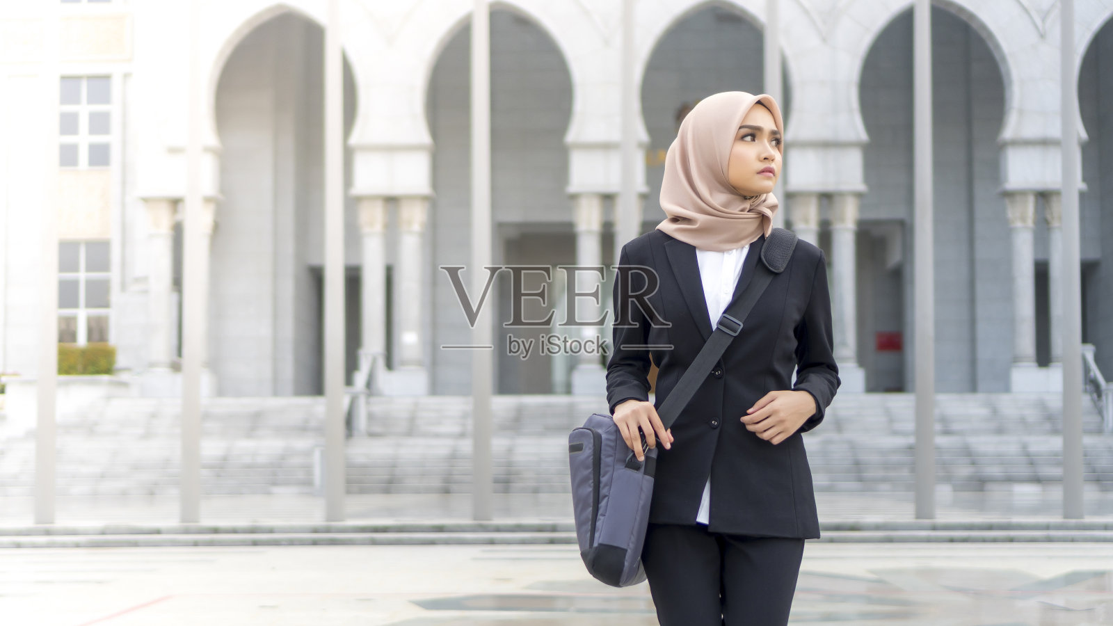 可爱的亚洲马来女士走在走廊穿着照片摄影图片