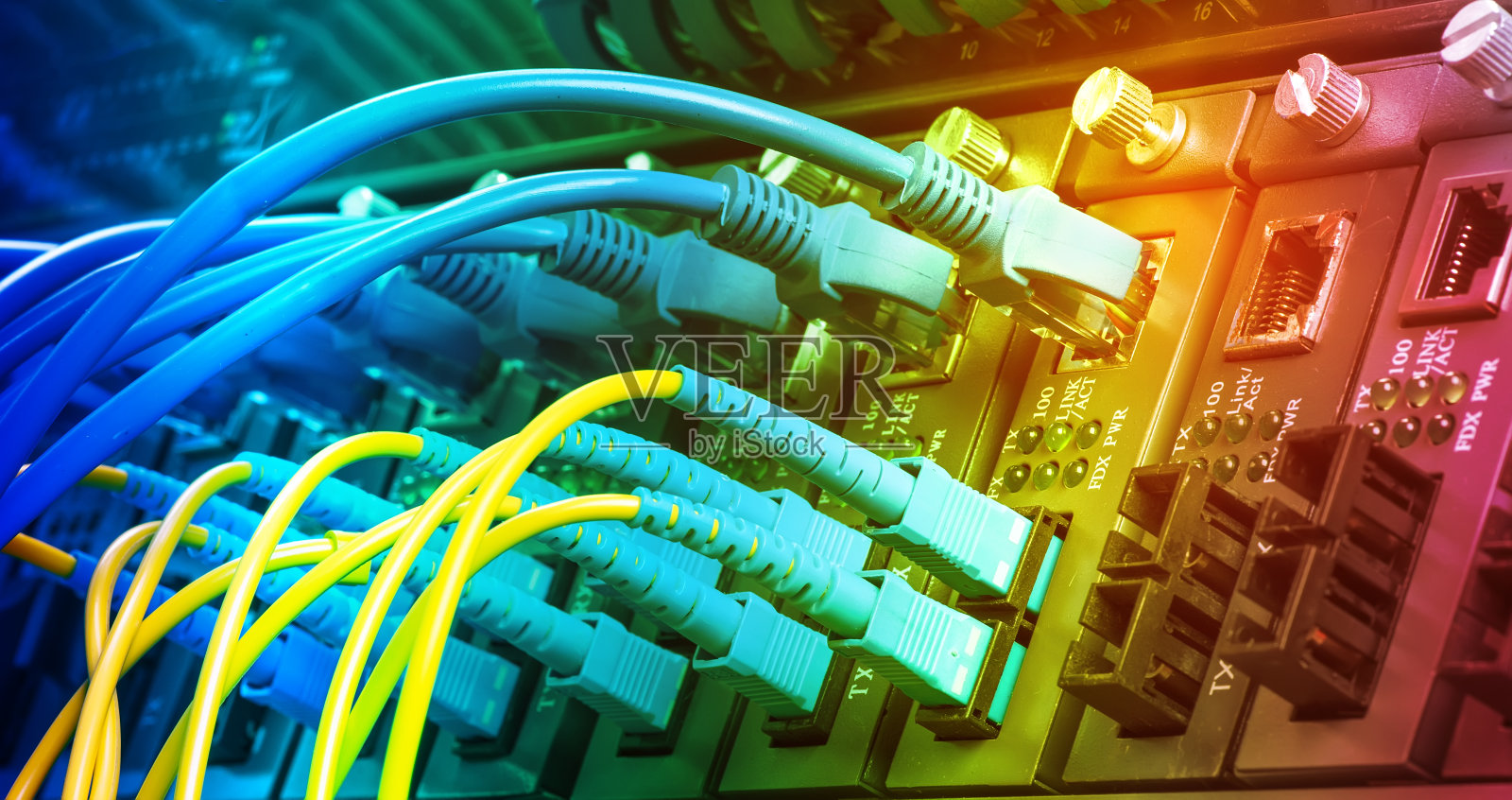 光纤电缆和UTP网络电缆照片摄影图片