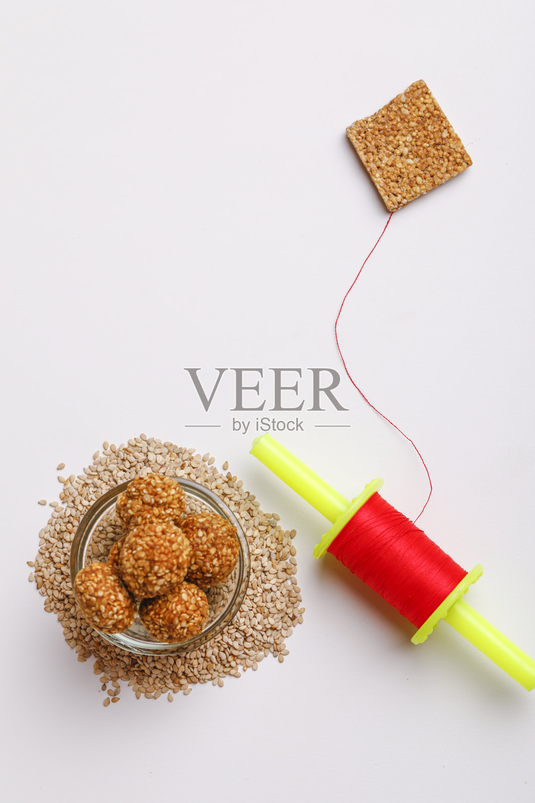 Til Gul OR Sweet Sesame Laddu与Fikri为印度节日Makar Sankranti白色背景照片摄影图片