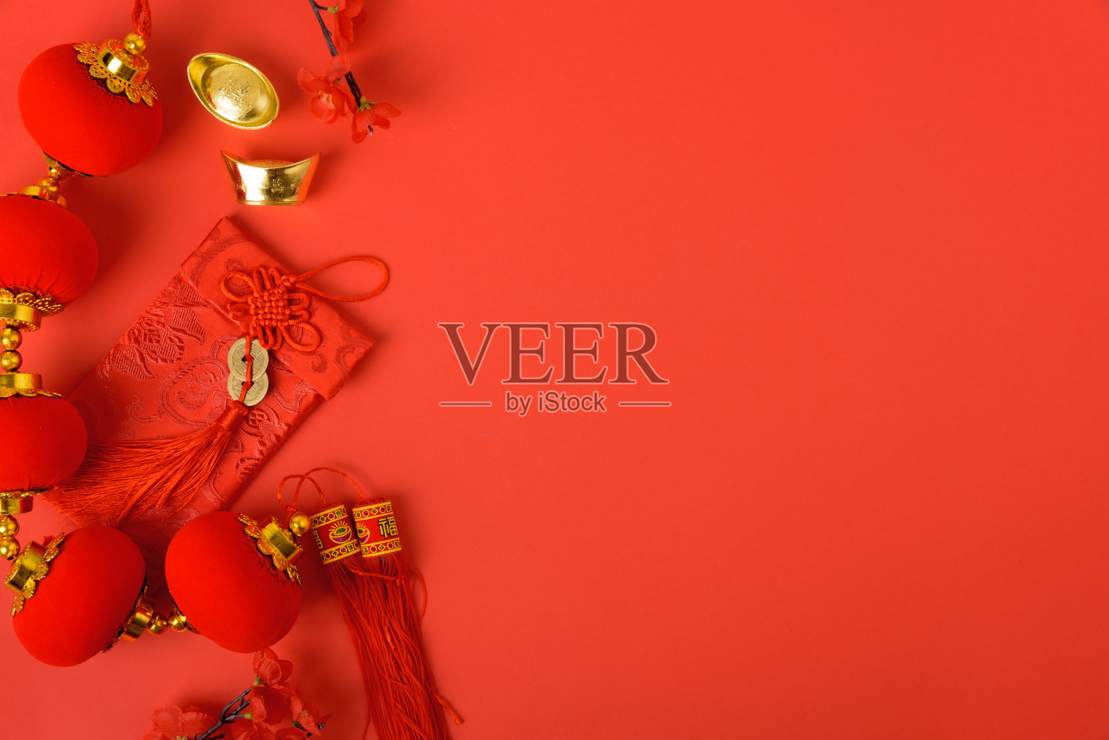 农历新年概念，平铺顶视图，春节快乐有红包和金元宝照片摄影图片