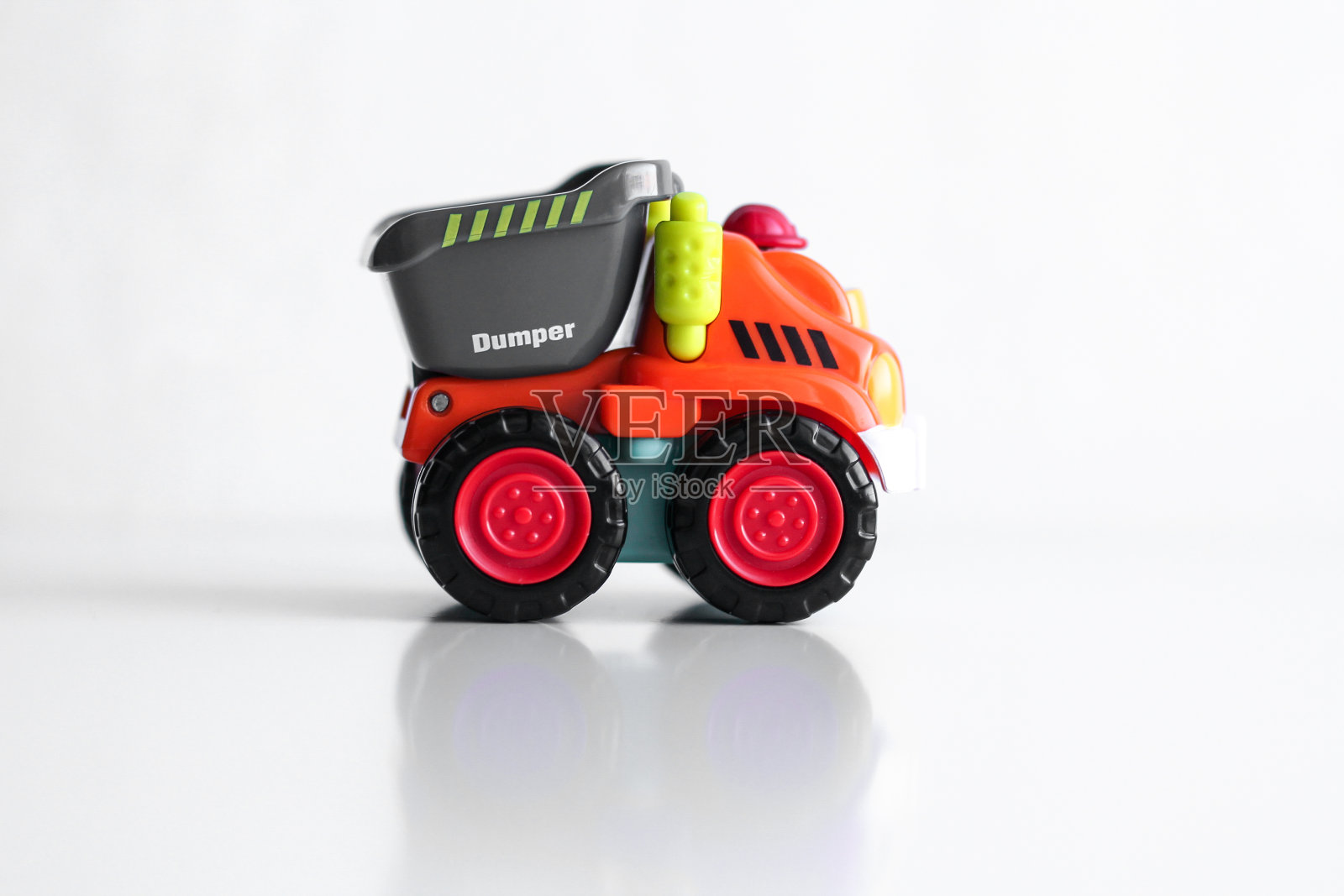 塑料自卸车玩具工程车孤立在白色背景反射照片摄影图片