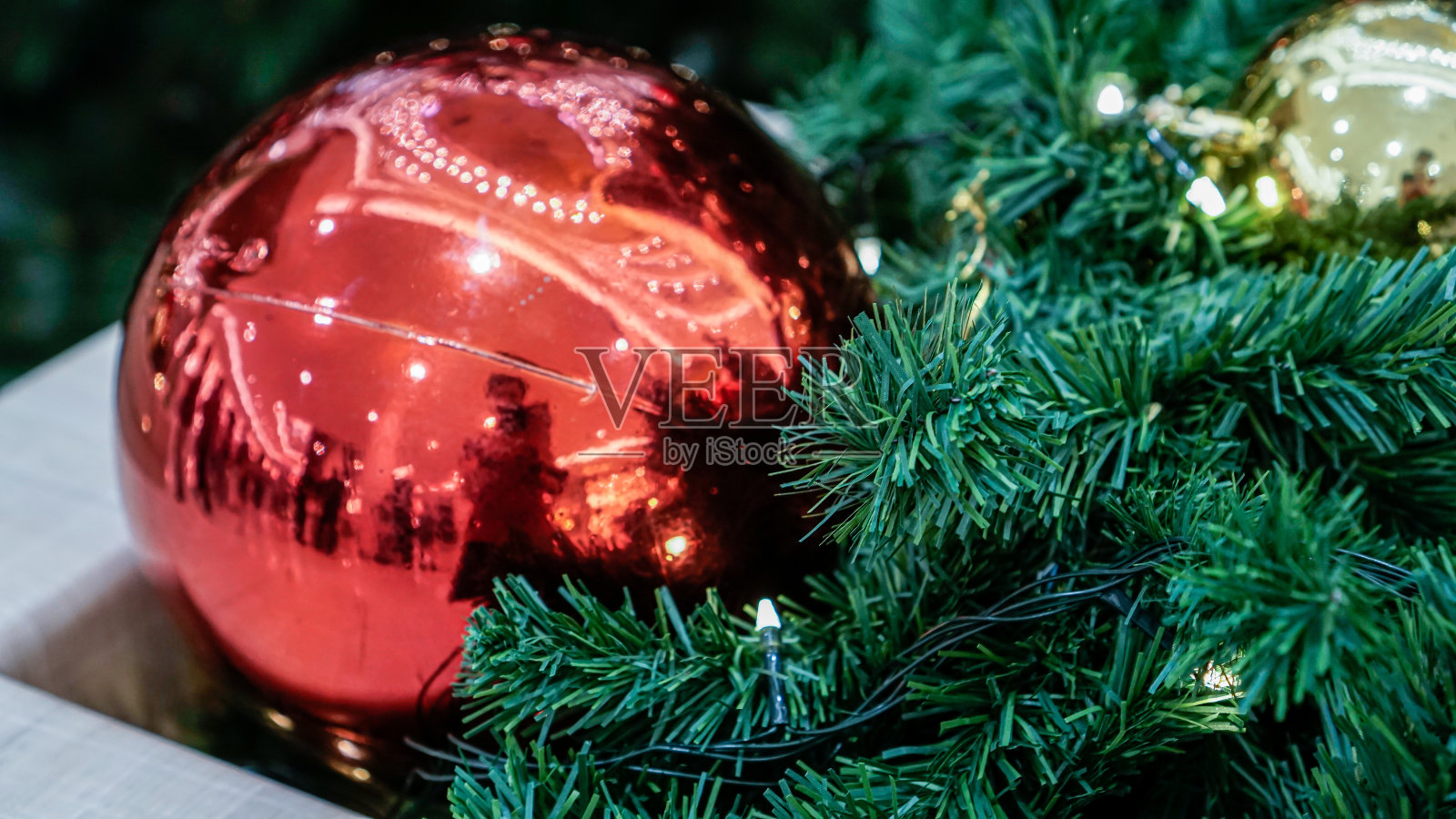 红色圣诞球装饰照片摄影图片