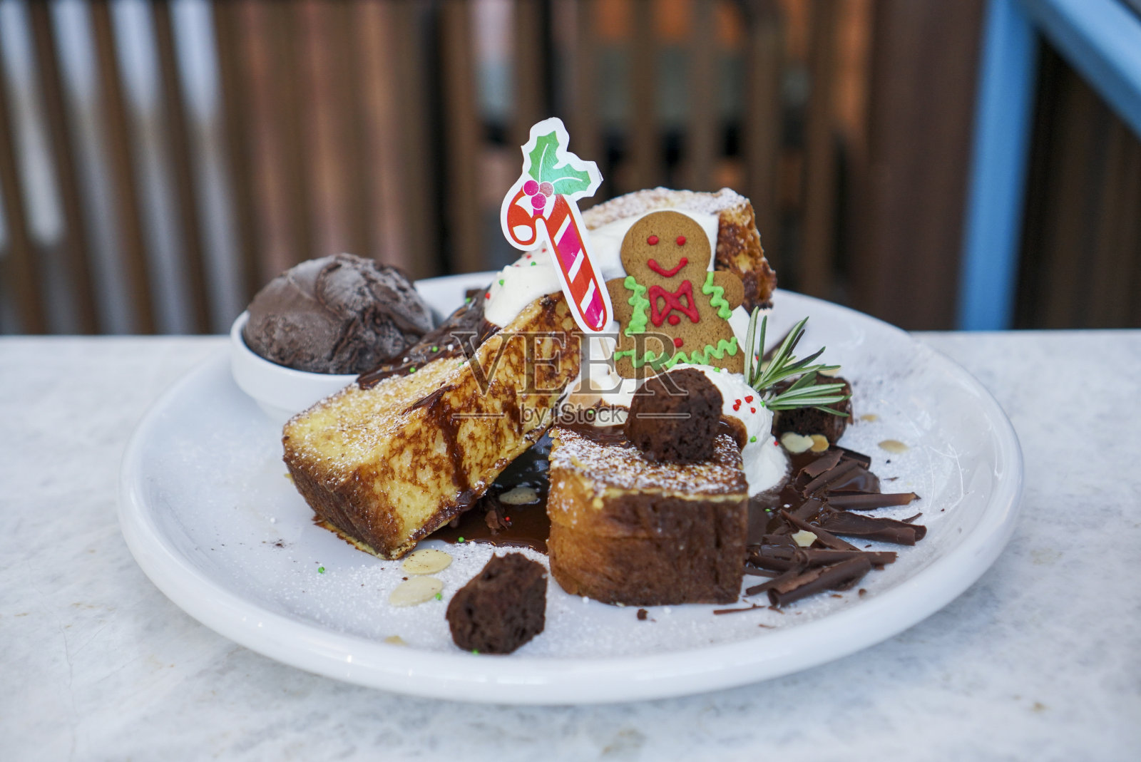 巧克力布朗尼吐司。照片摄影图片