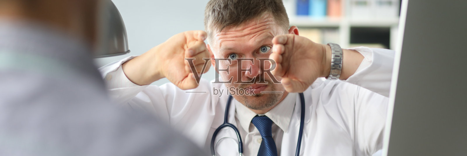 男外科医生向病人解释空腔心脏手术的特点。医生和病人讨论。照片摄影图片