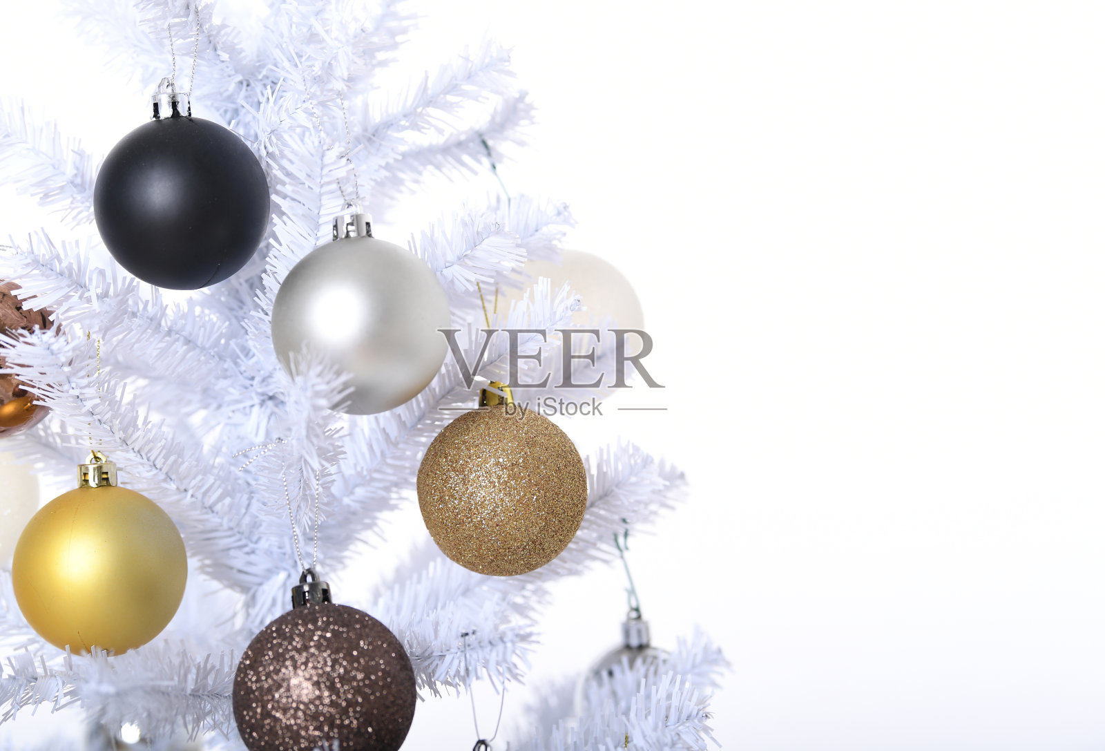 白色圣诞树与彩色的小玩意照片摄影图片