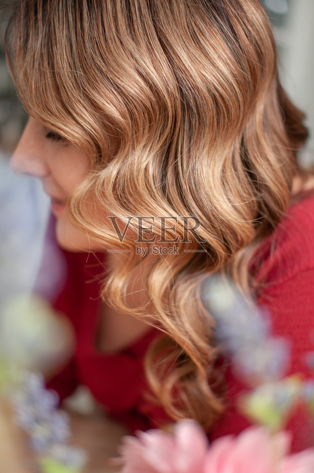 肖像女子与长棕色头发和优雅的发型在复古风格照片摄影图片