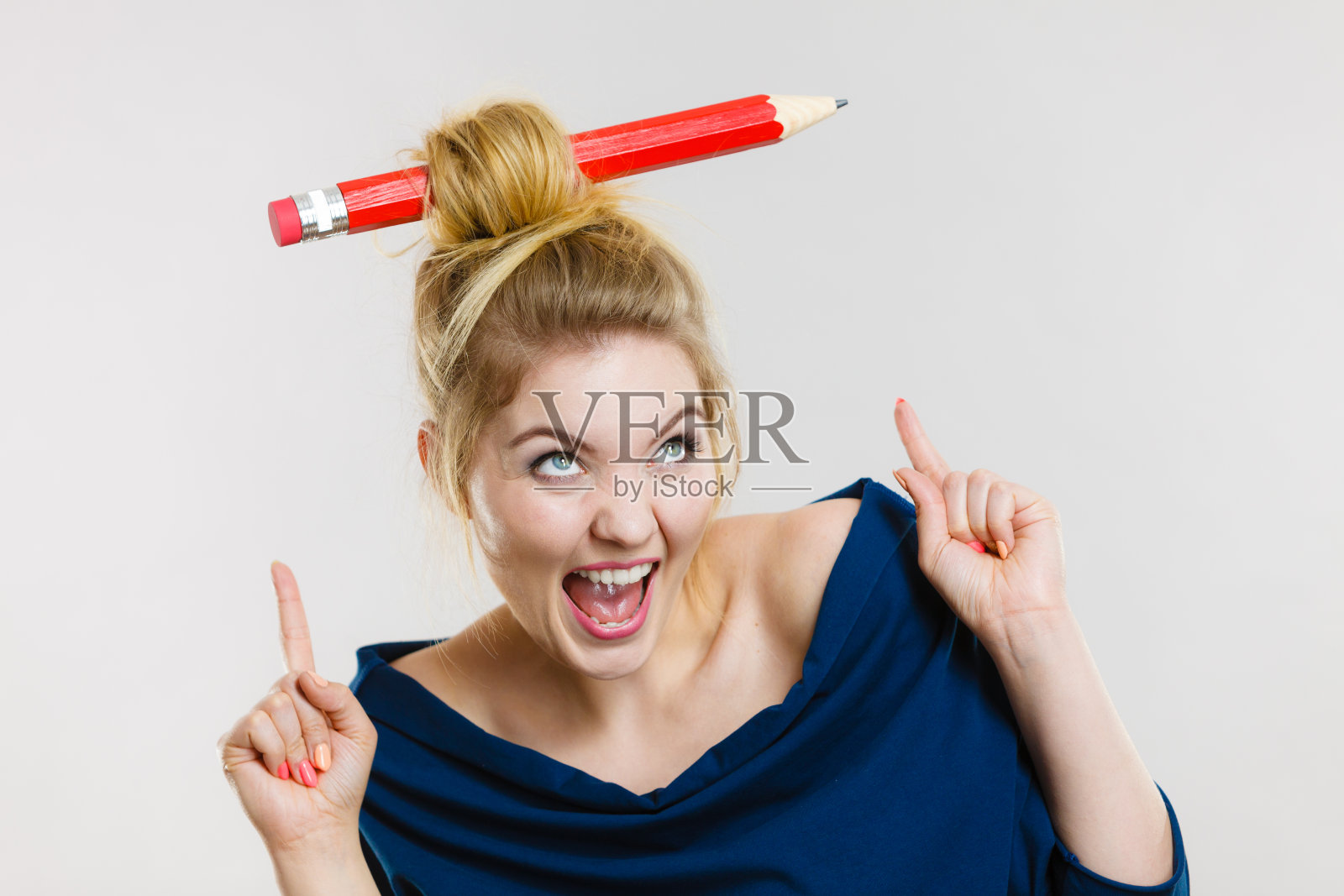 快乐的金发女人，一头大铅笔发照片摄影图片