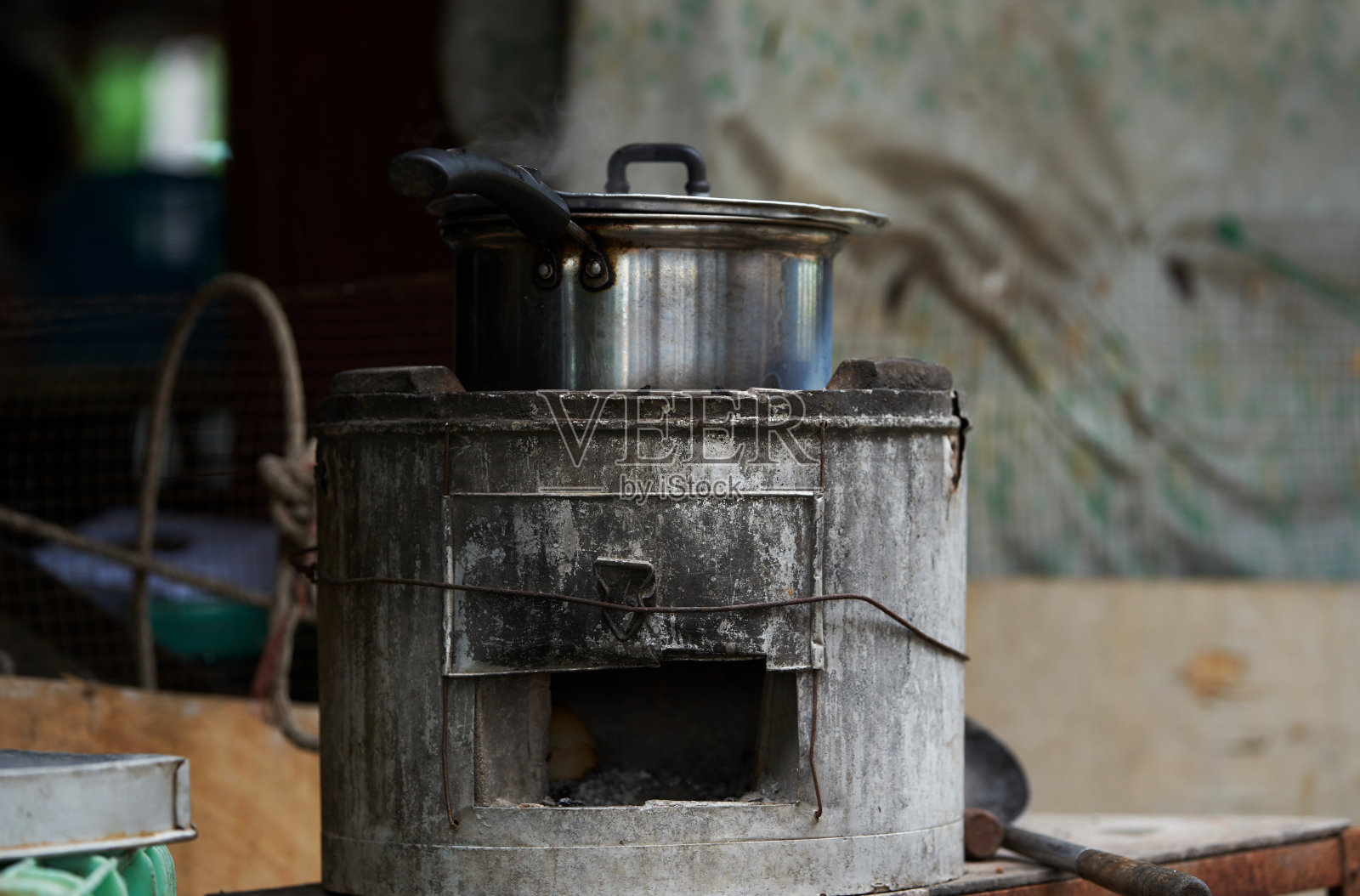 外面是老式的柴火灶，锅子用来做饭照片摄影图片