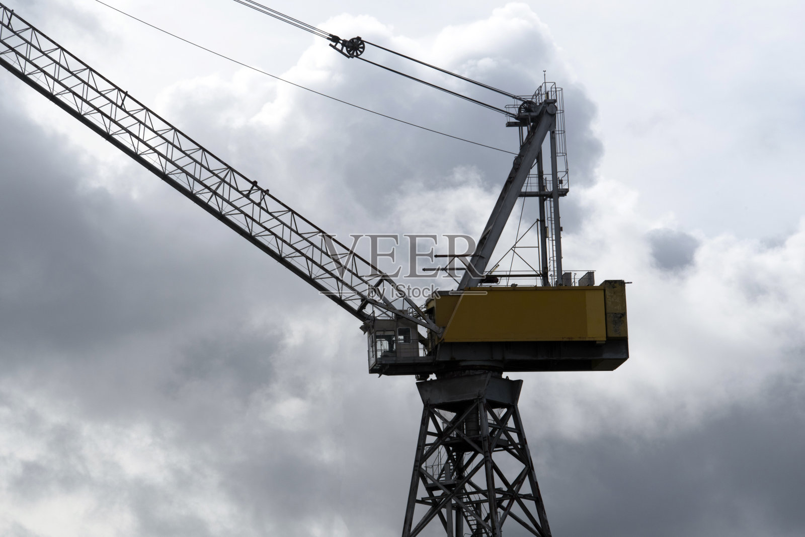 法国港口的起重机照片摄影图片