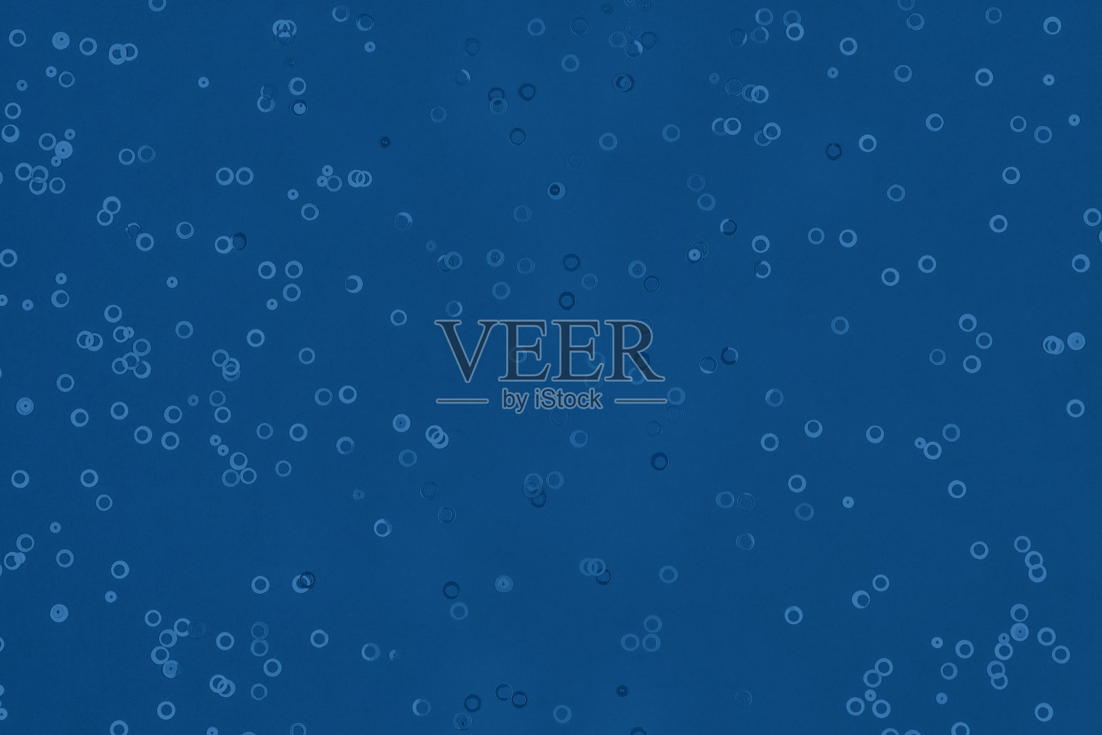 新潮的蓝色背景上稀疏的金属箔纸屑照片摄影图片