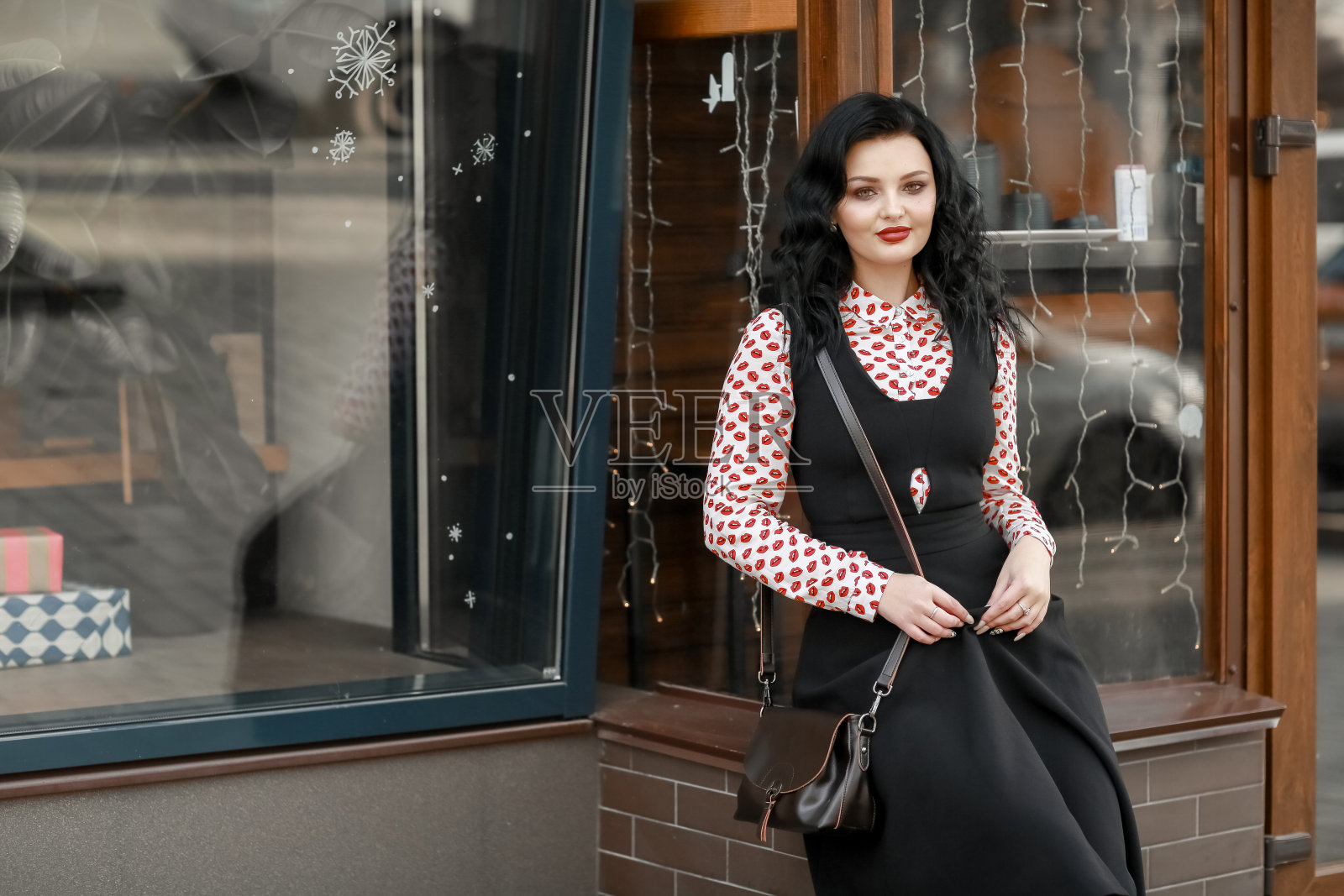 一位女时装模特走在现代建筑附近的城市街道上照片摄影图片