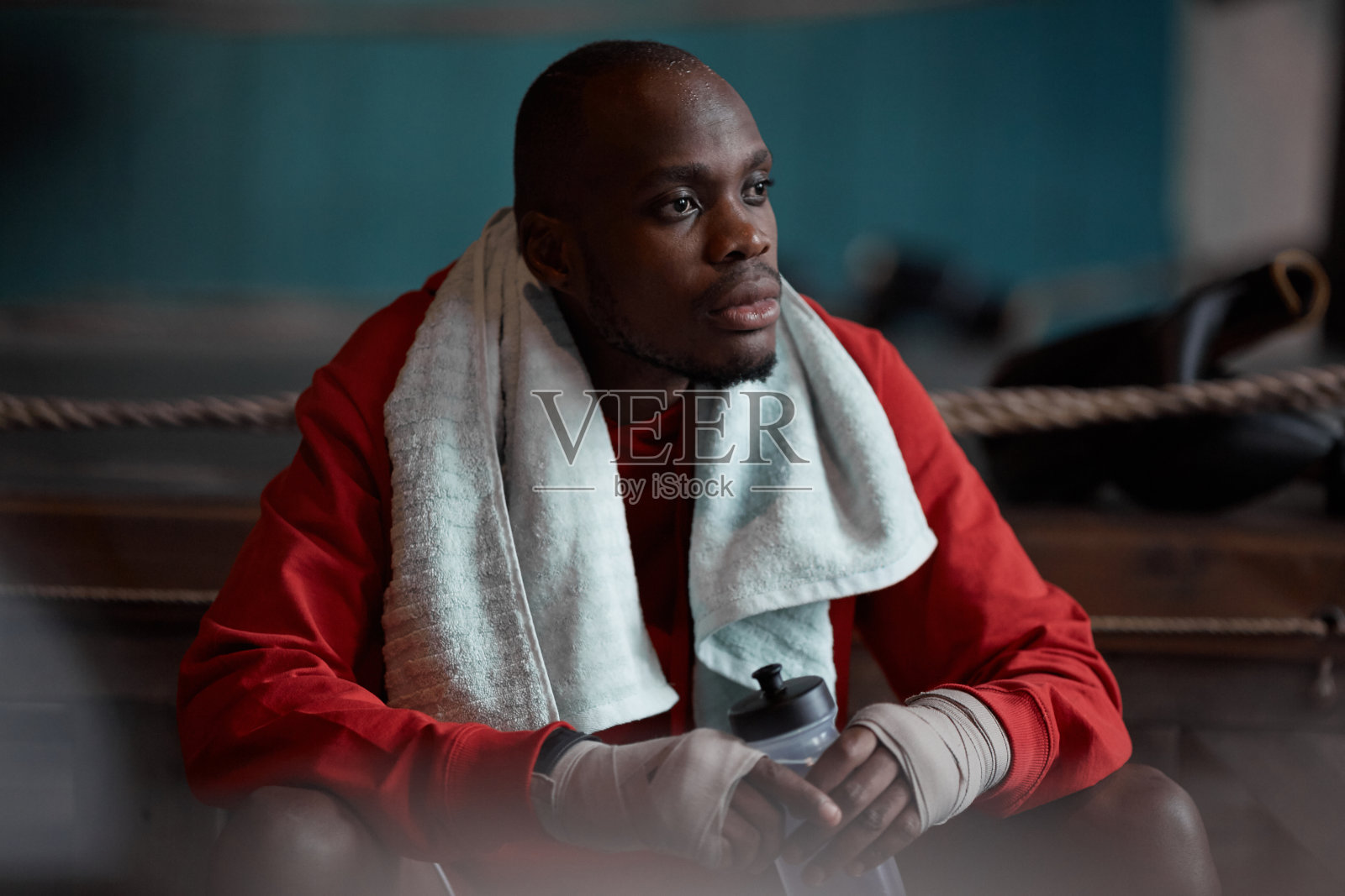 非洲拳击手在比赛后休息照片摄影图片