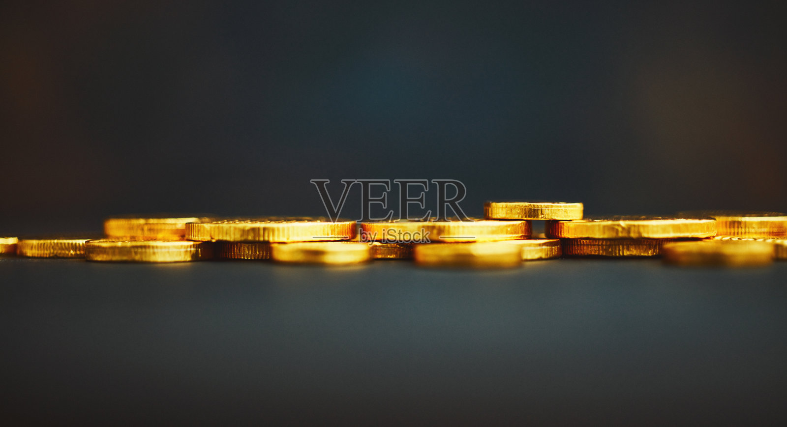 黑色背景与金币。储蓄和金融照片摄影图片