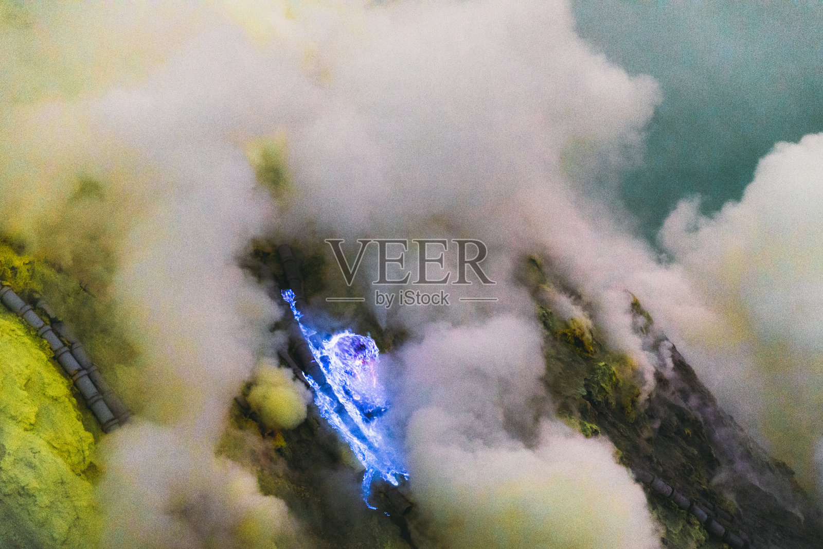 日出的伊真火山，蓝色的火焰和硫磺蒸汽在东爪哇，印度尼西亚照片摄影图片