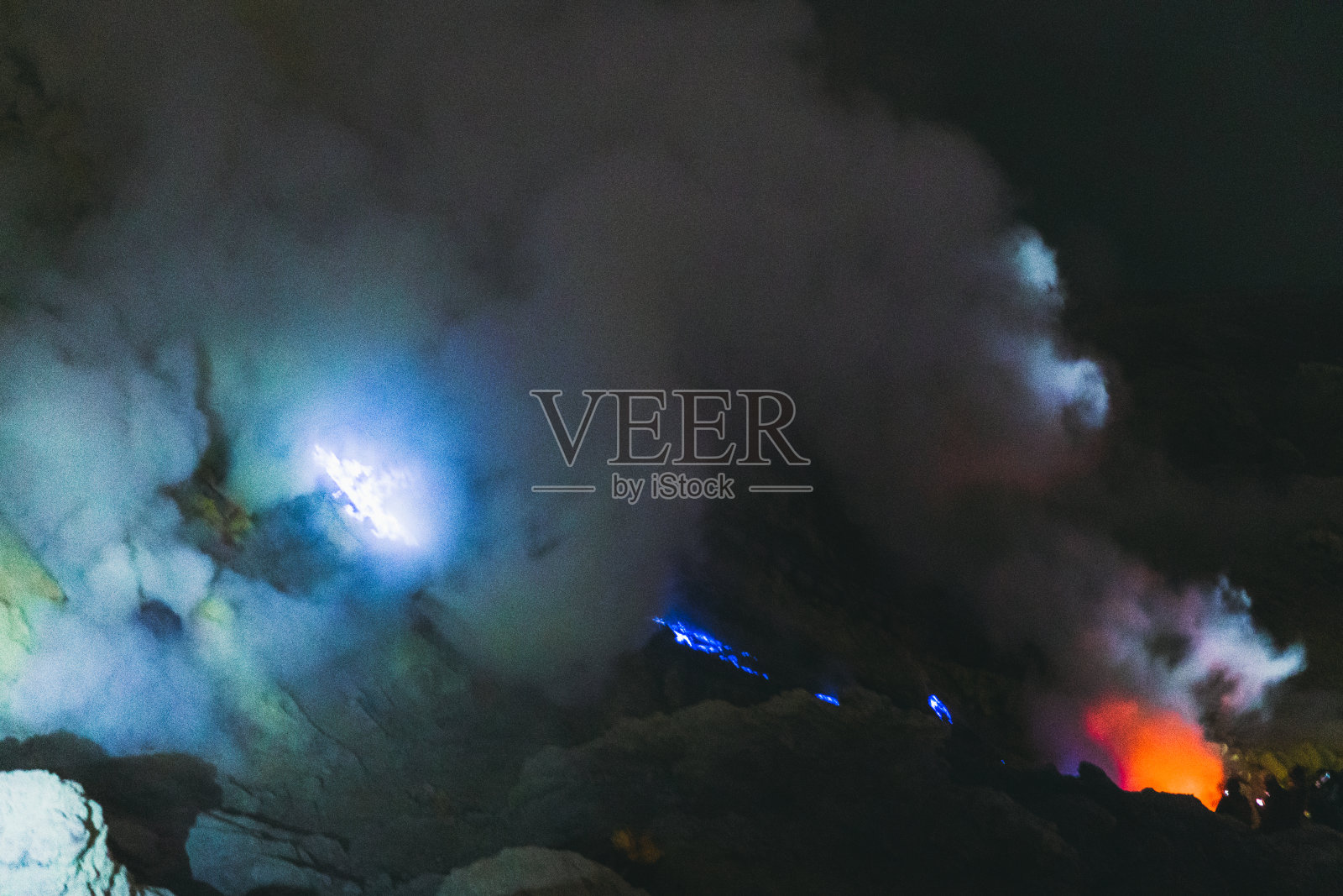 印度尼西亚东爪哇，伊真火山的壮观日出，蓝色的火焰和明亮的黄色硫磺蒸汽在绿松石湖之上照片摄影图片