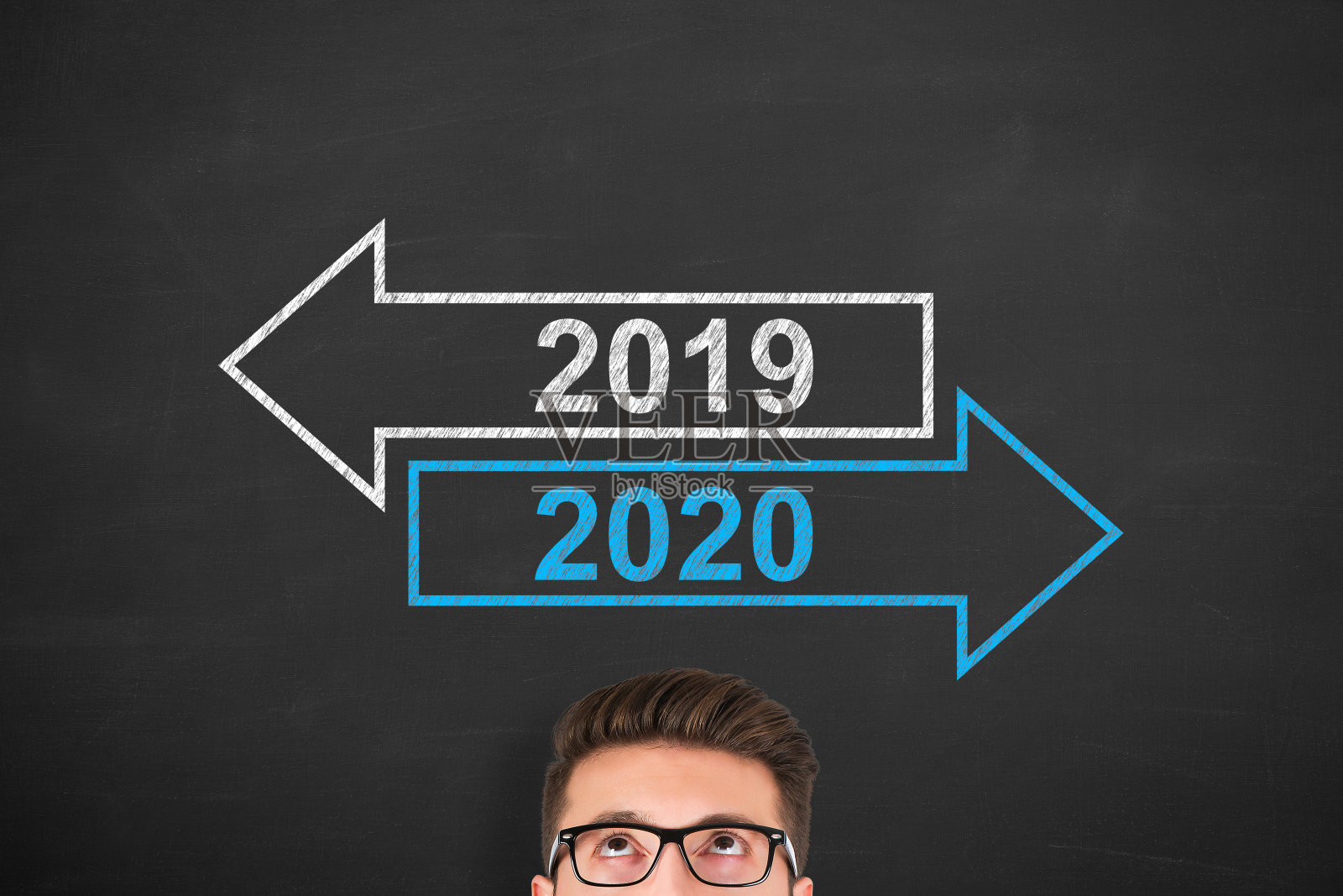 旧年或2020年在黑板背景上的人头照片摄影图片