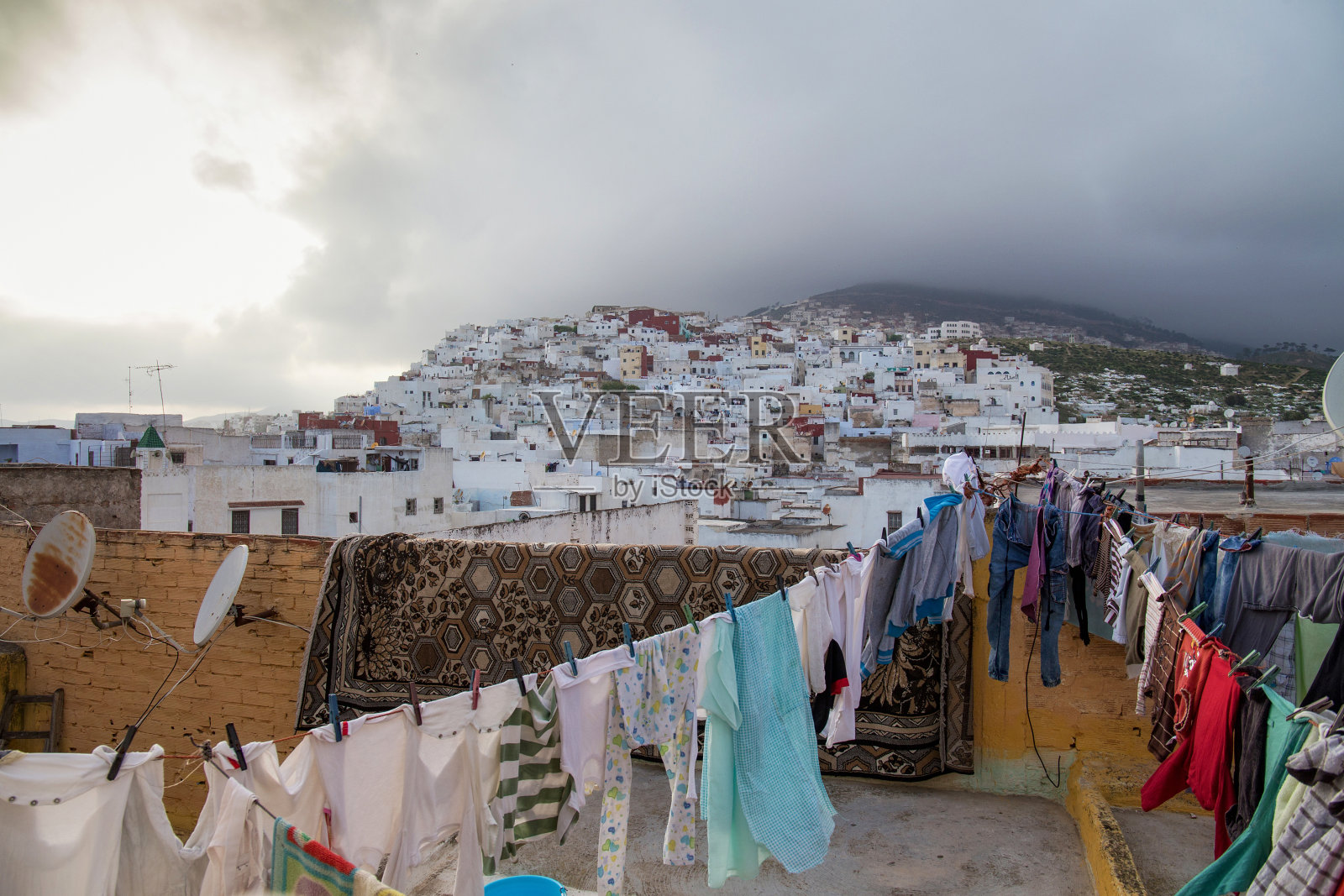 摩洛哥北部的特图安麦地那地区有古老的建筑屋顶。照片摄影图片