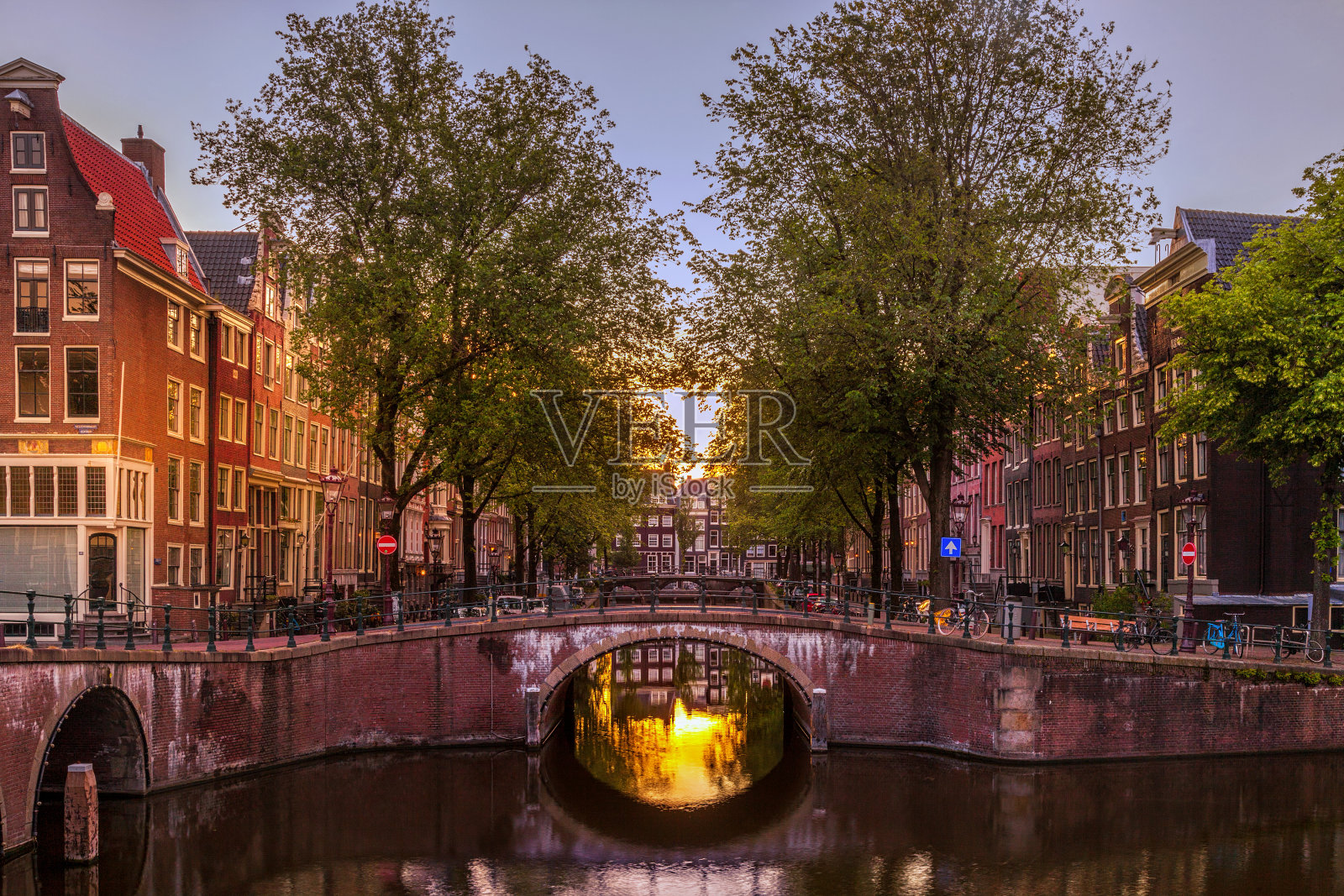 晚上的阿姆斯特丹运河照片摄影图片