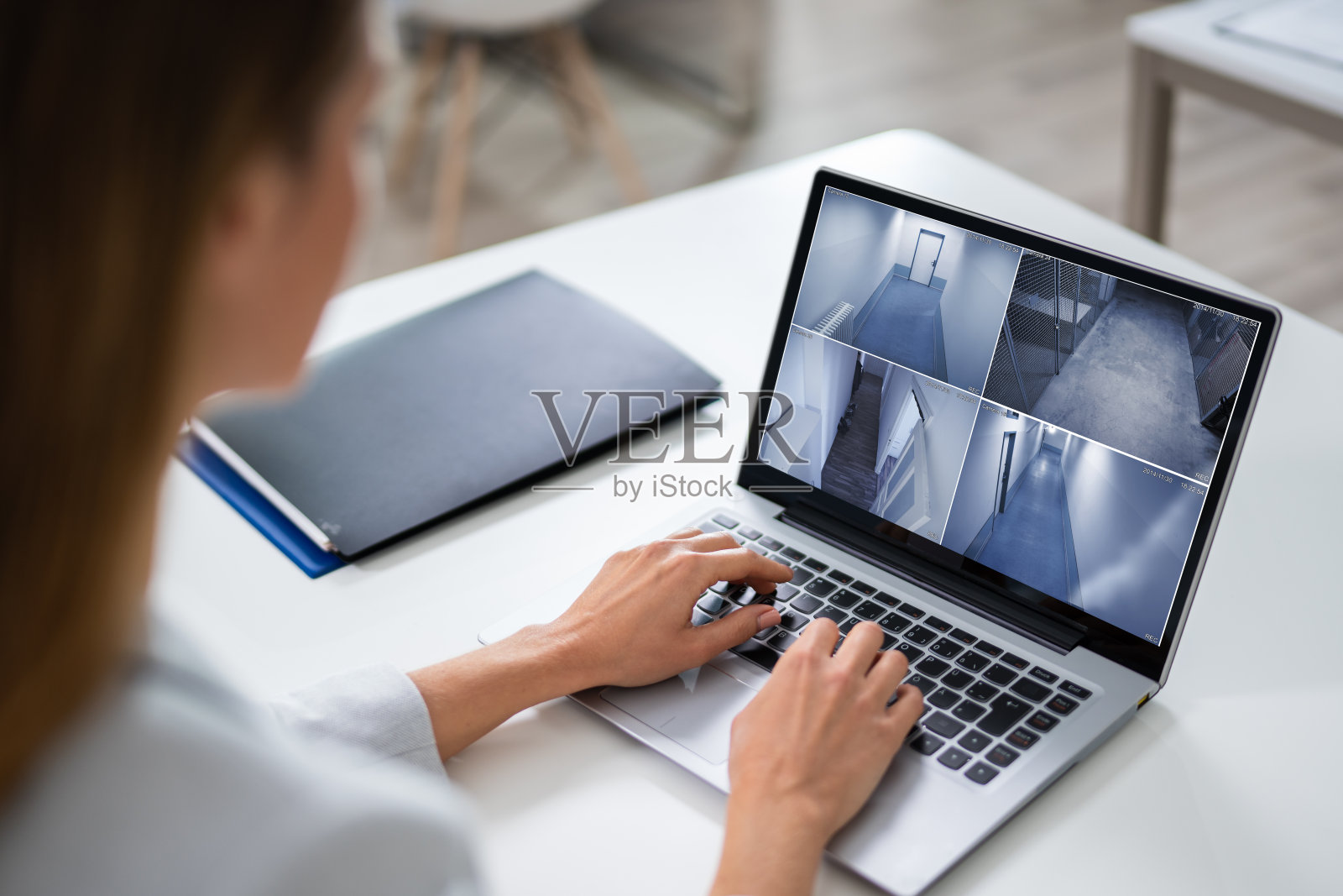 一个女人在监控笔记本上的视频片段照片摄影图片