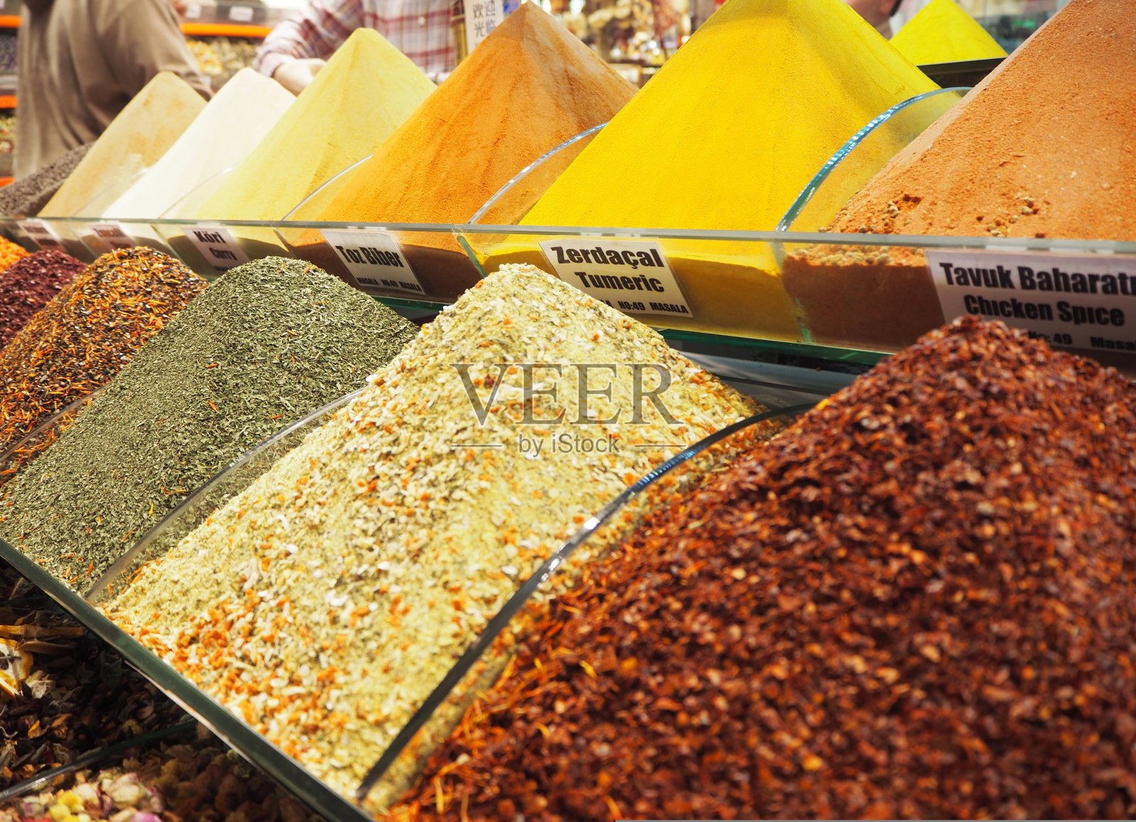 伊斯坦布尔的埃及集市上的咖喱和香料照片摄影图片