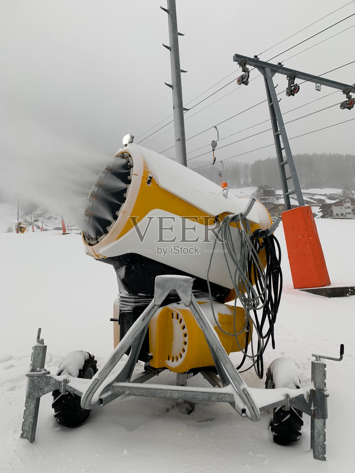 雪炮用雪覆盖了滑雪坡道照片摄影图片