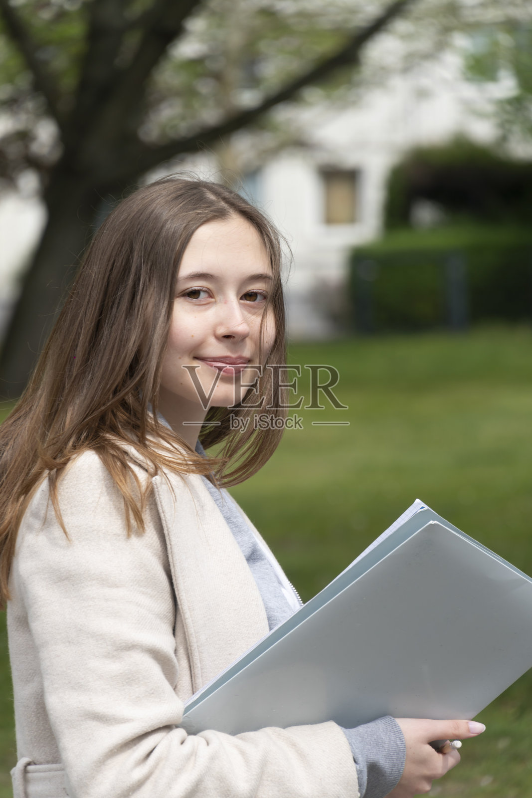 年轻女学生在户外摆姿势照片摄影图片
