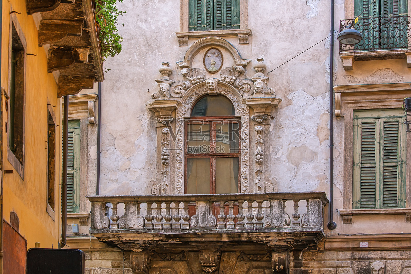 美丽的阳台在历史建筑，美丽的建筑维罗纳，意大利照片摄影图片
