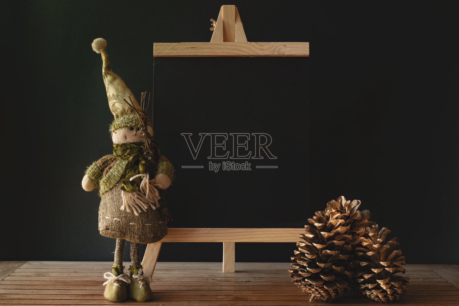 圣诞小精灵用黑板写留言照片摄影图片