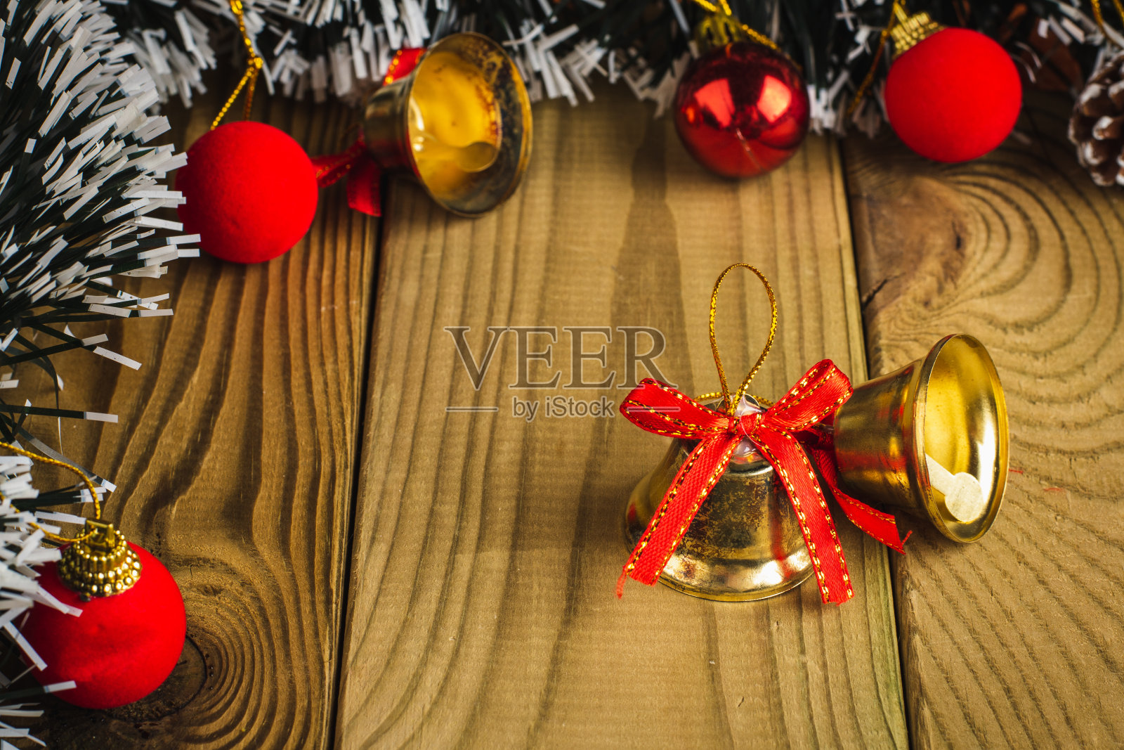 圣诞装饰在木桌上照片摄影图片