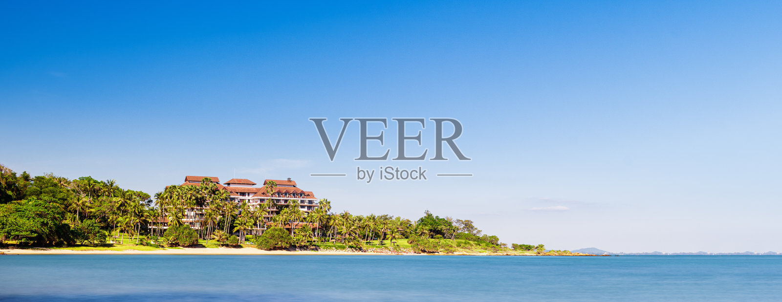 夏天美丽的大海。照片摄影图片