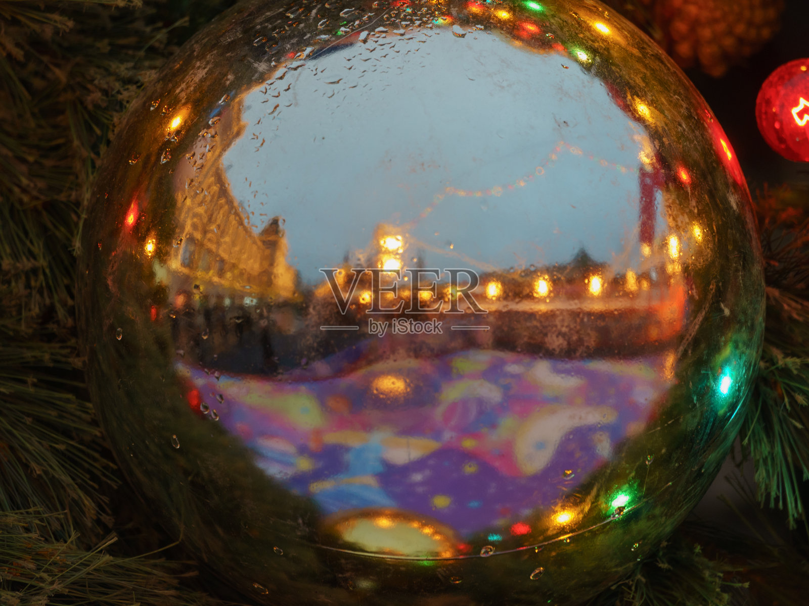 新春城，红场映在水晶球上照片摄影图片